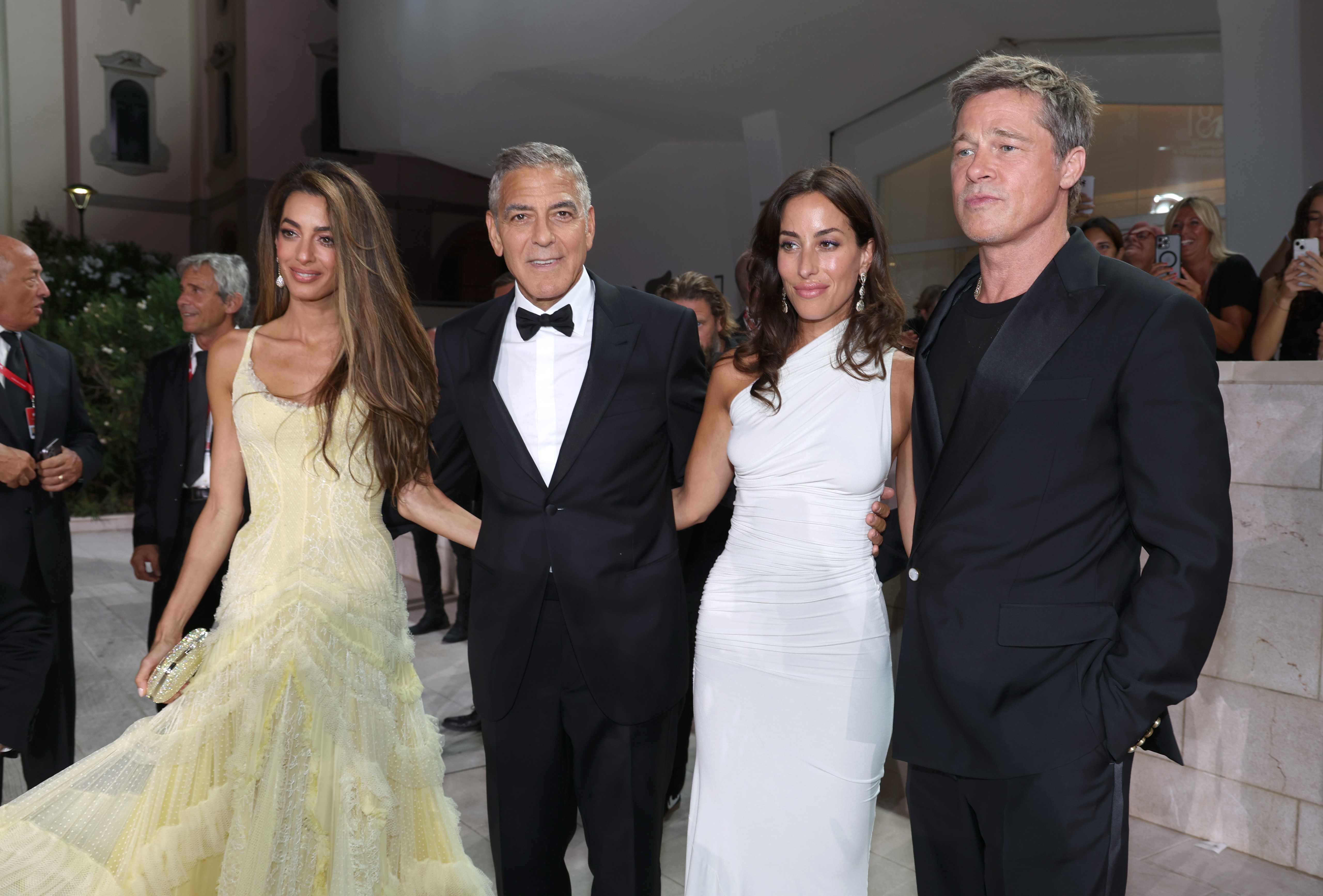 Amal et George Clooney, Ines de Ramon et Brad Pitt posent ensemble sur le tapis rouge du 81e Festival international du film de Venise, le 1er septembre 2024 | Source : Getty Images