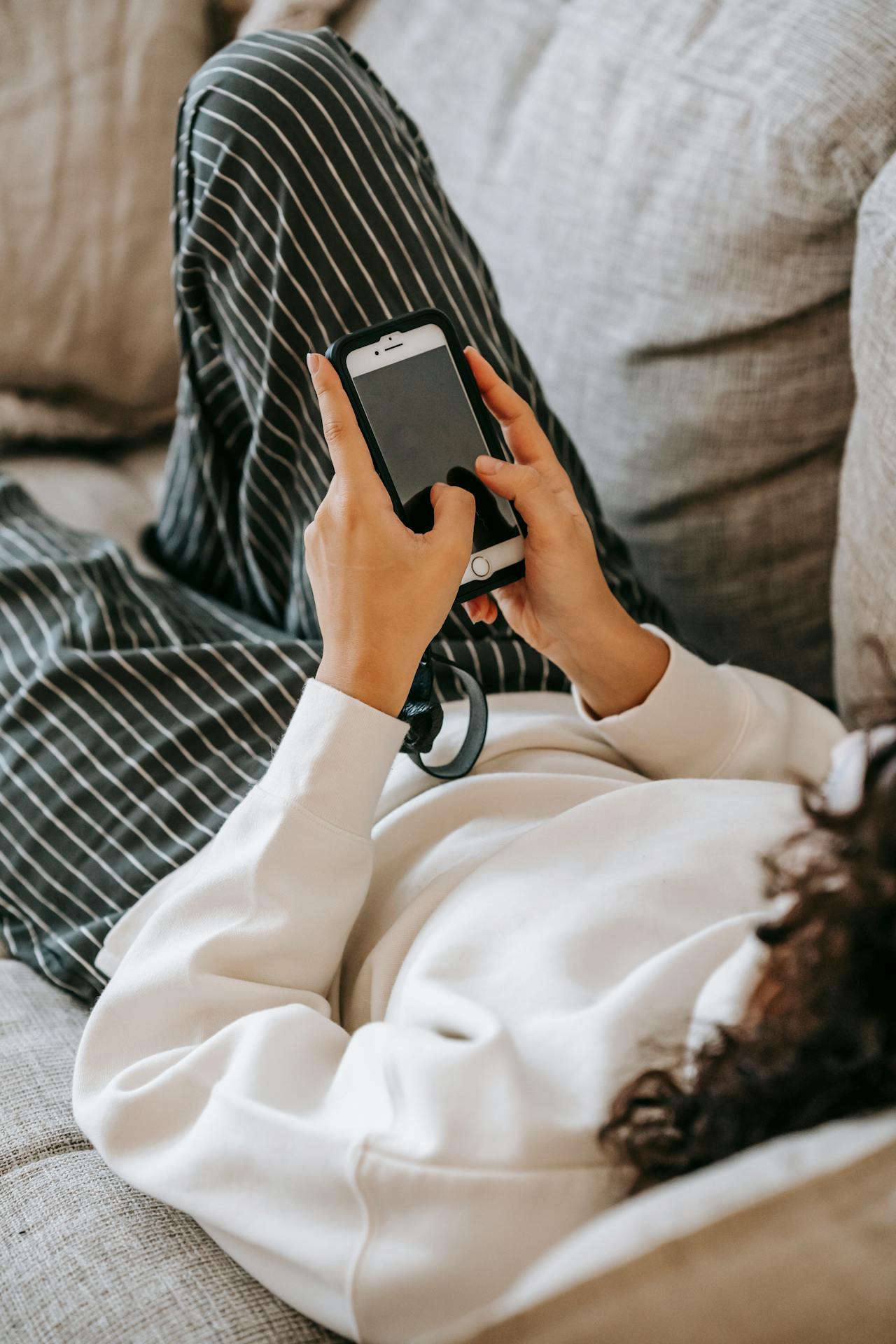 Une femme qui se repose sur son canapé | Source : Pexels