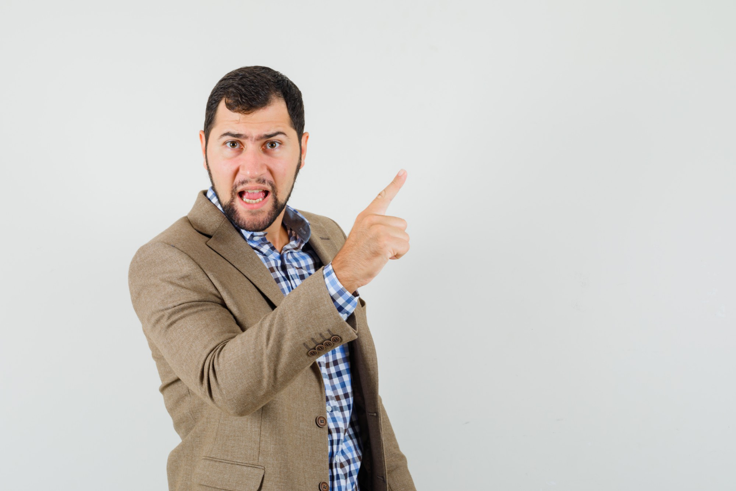 Un homme en colère pointant son doigt | Source : Freepik