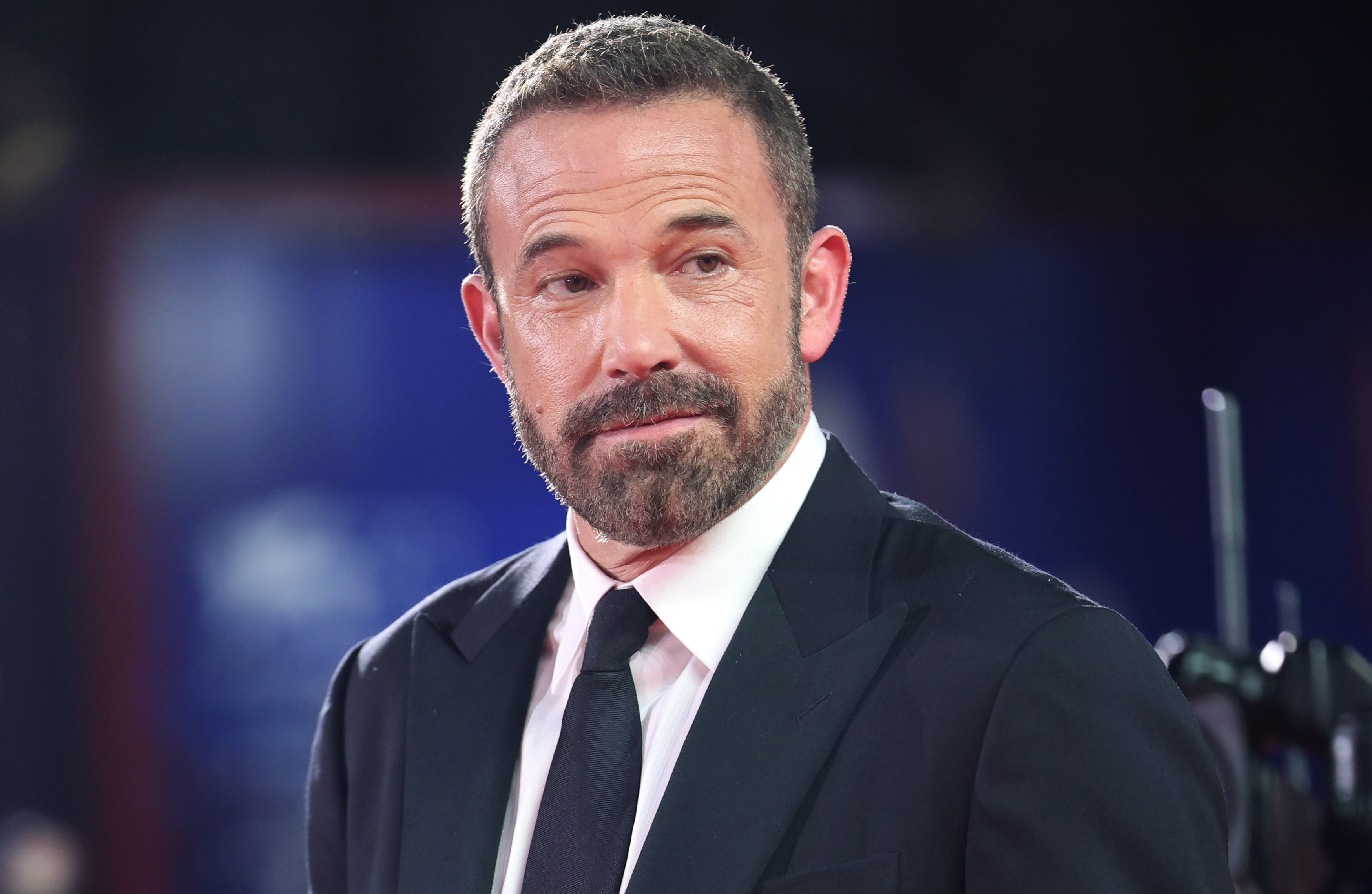 Ben Affleck assiste à la projection du film « Company » au Festival international du film de Venise, le 8 septembre 2026. L'acteur se retrouve au cœur des discussions autour de la rumeur d'une nouvelle histoire d'amour de Jennifer Lopez, une source bien informée et des utilisateurs des Réseaux sociaux ayant tous deux établi des parallèles avec sa relation passée. | Source : Getty Images