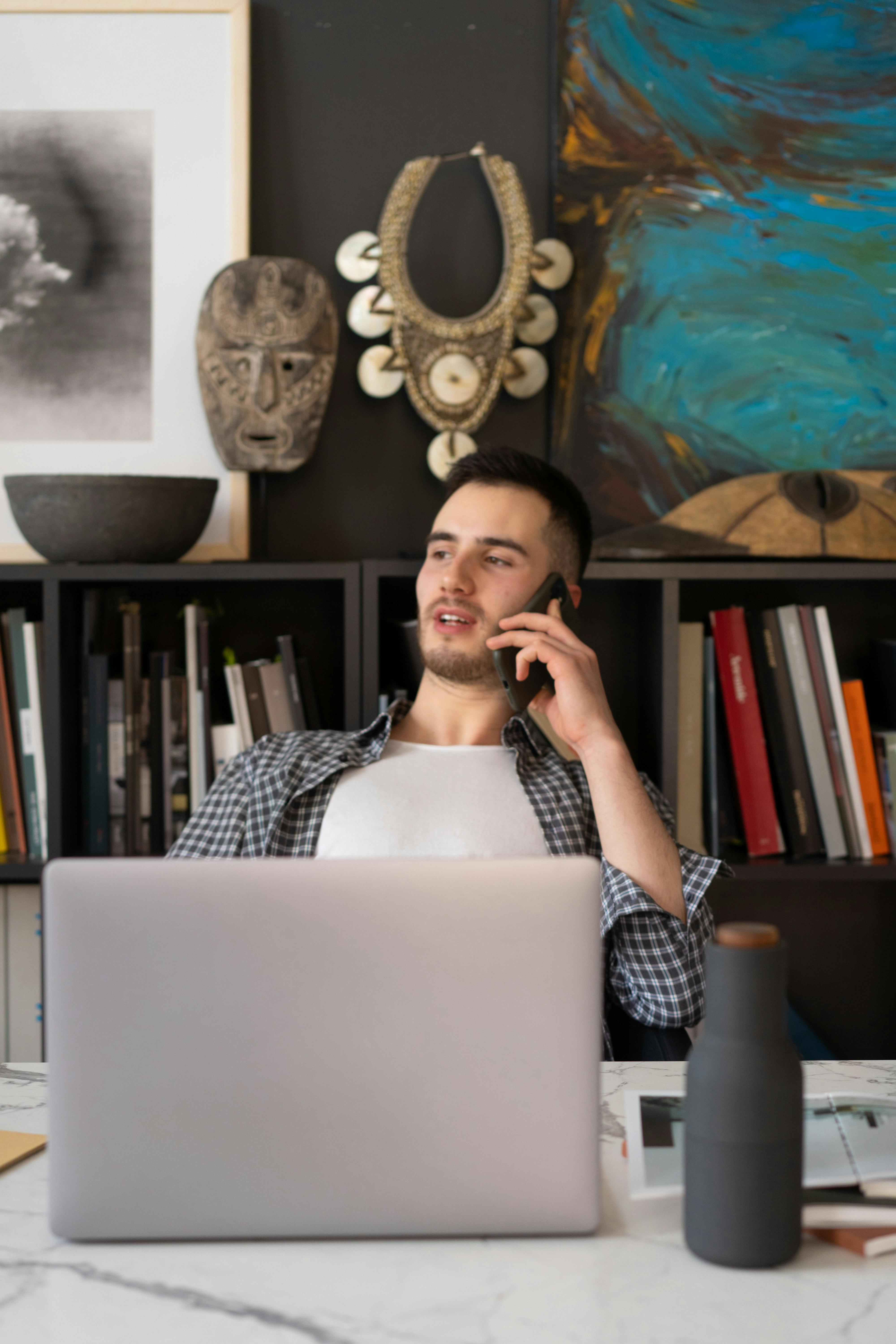 Un homme sérieux lors d'un appel | Source : Pexels