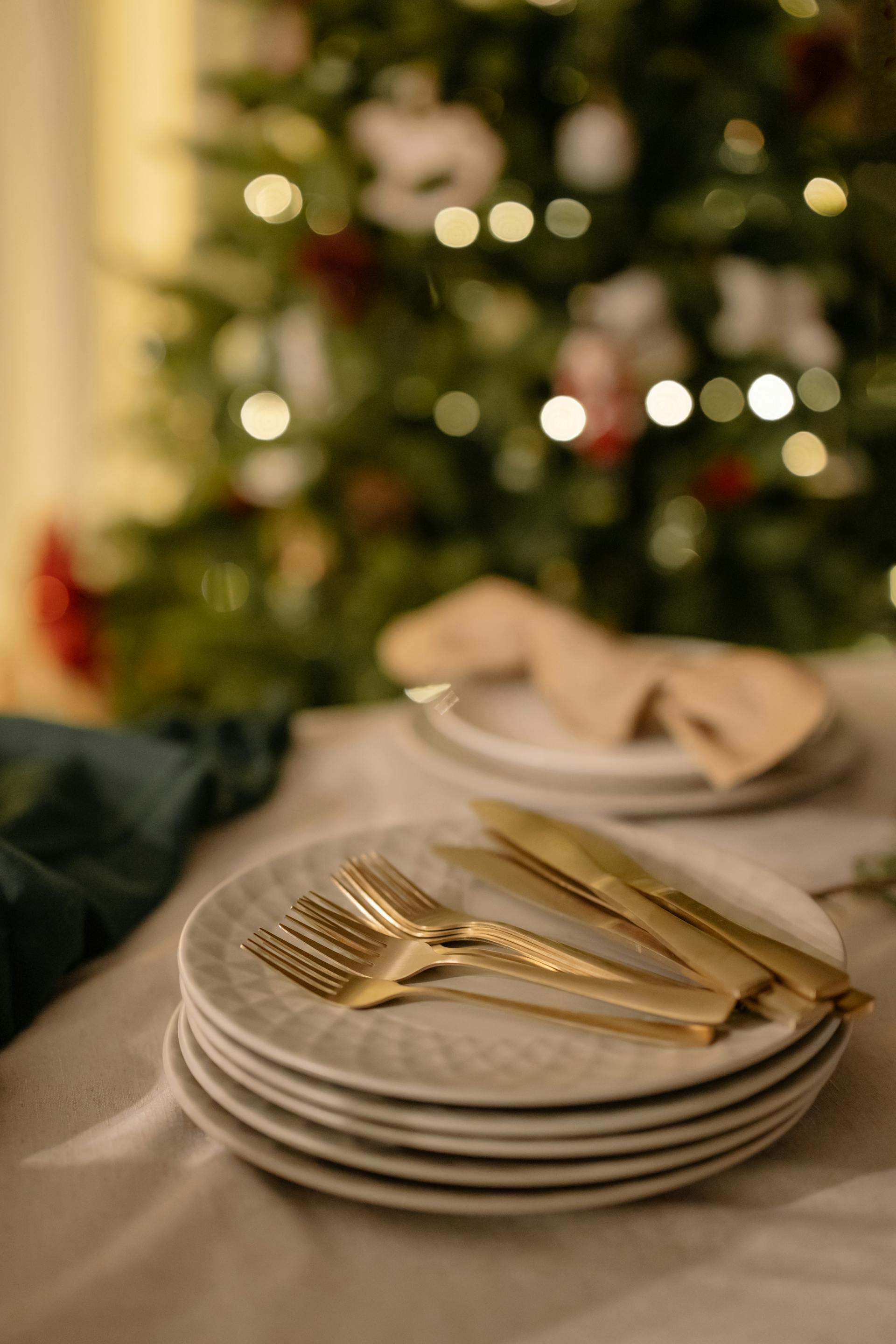 Des outeaux et des fourchettes sur une pile d'assiettes | Source : Pexels