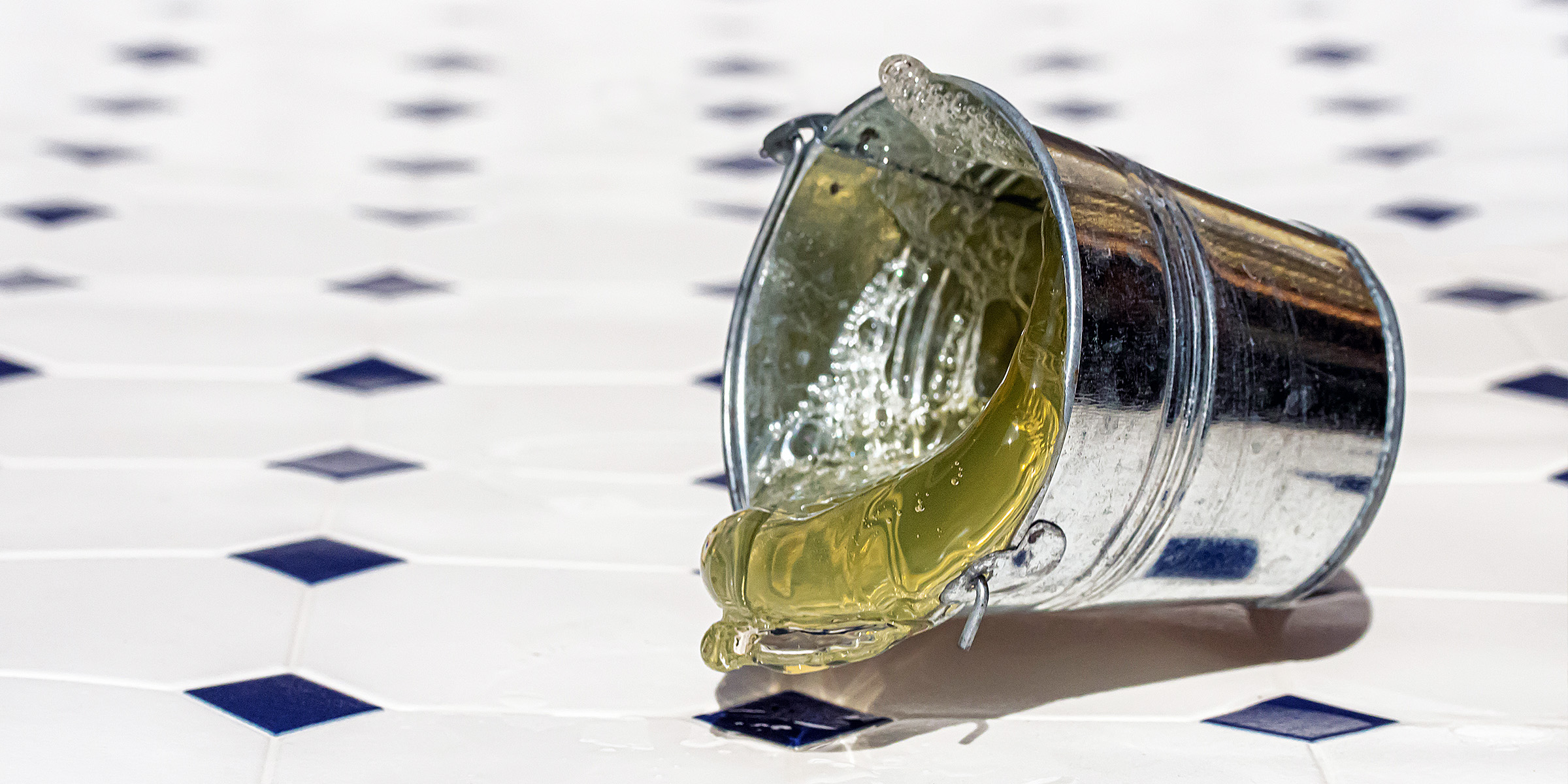 Un seau en argent sur le sol d'un supermarché | Source : Shutterstock