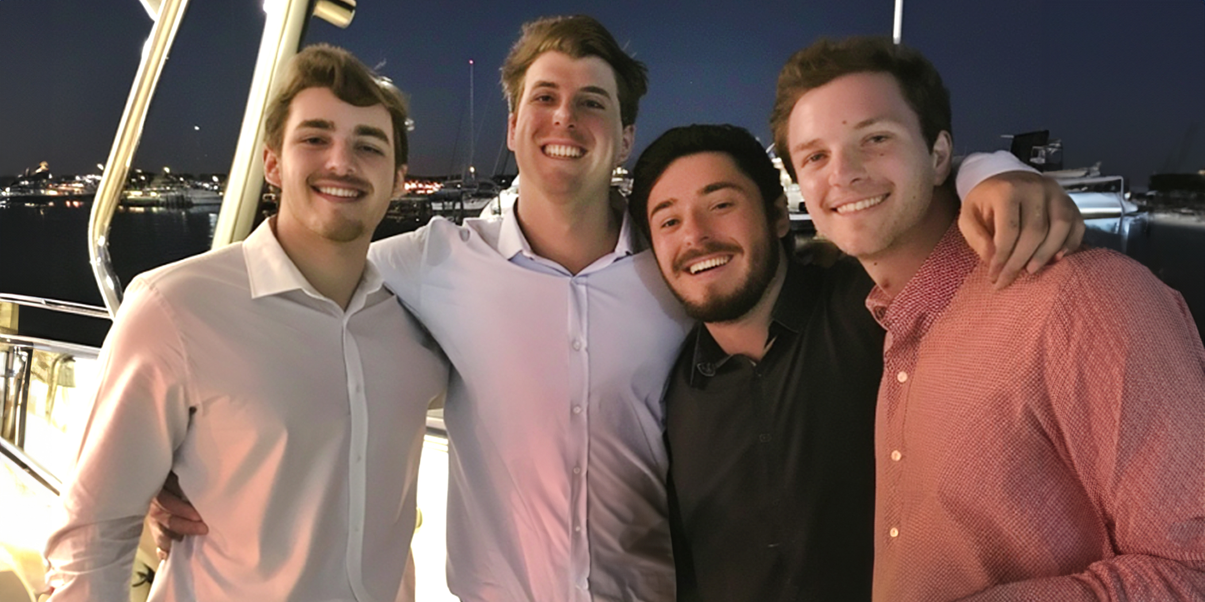 Un groupe de jeunes hommes posant pour une photo sur un yacht | Source : Amomama