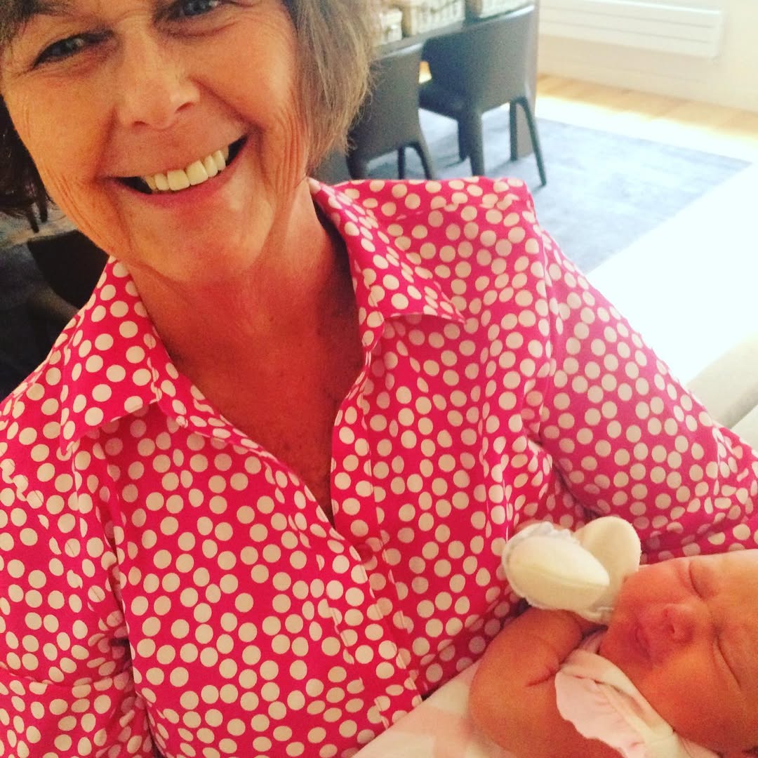 Nancy Guthrie tient son petit-enfant dans ses bras | Source : Instagram/savannahguthrie
