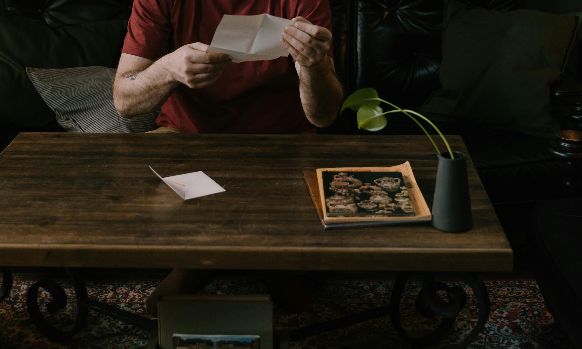 Un homme lisant une lettre | Source : Pexels