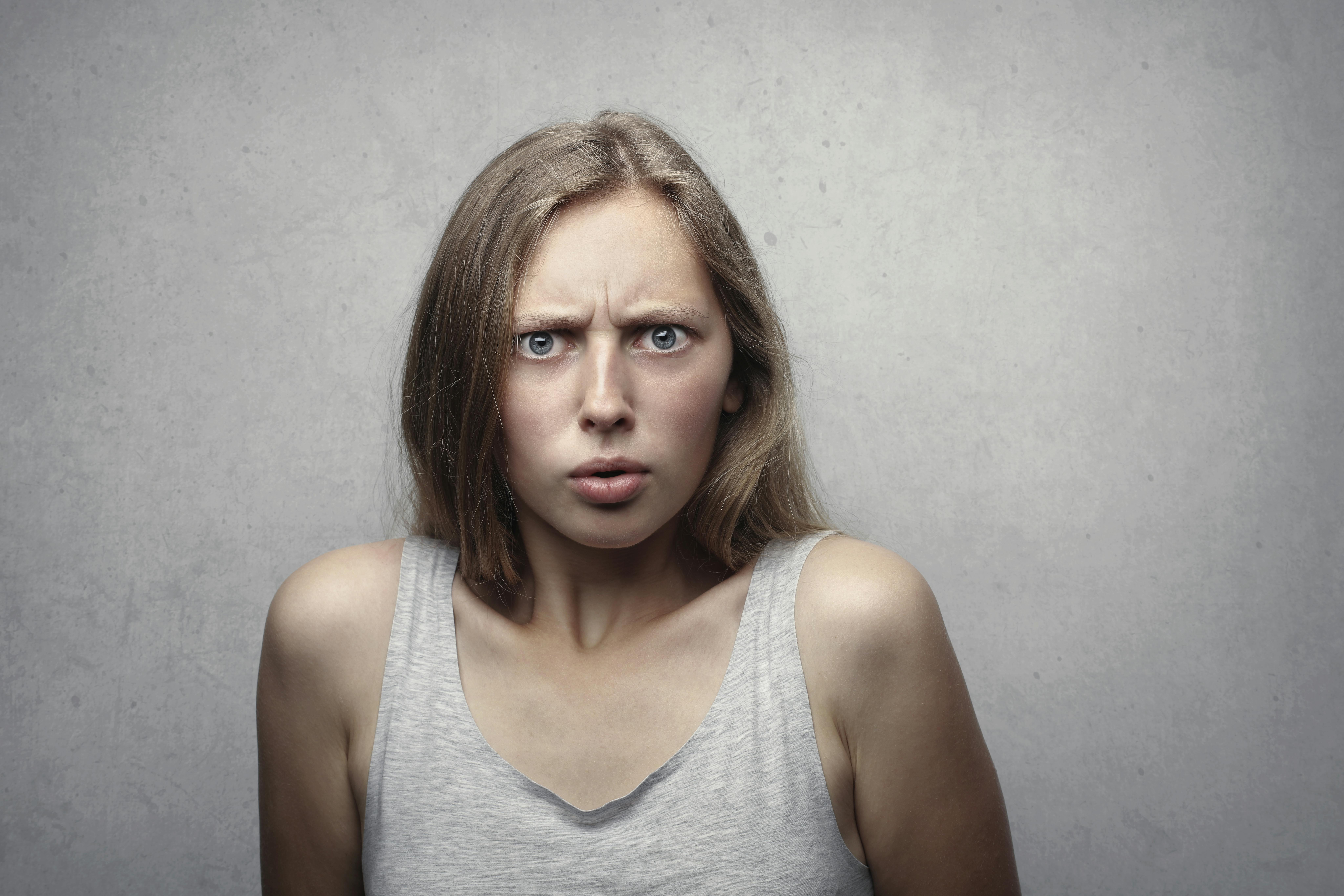 Une femme confuse qui fronce les sourcils | Source : Pexels