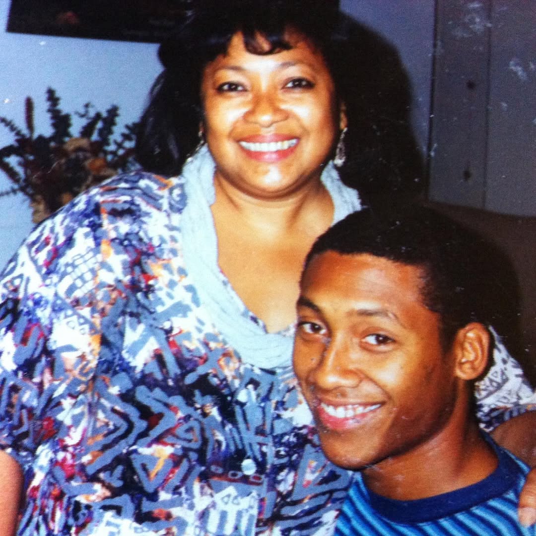 L'acteur pose avec sa mère, vue dans un post daté du 12 mai 2019 | Source : Instagram/khalilkain