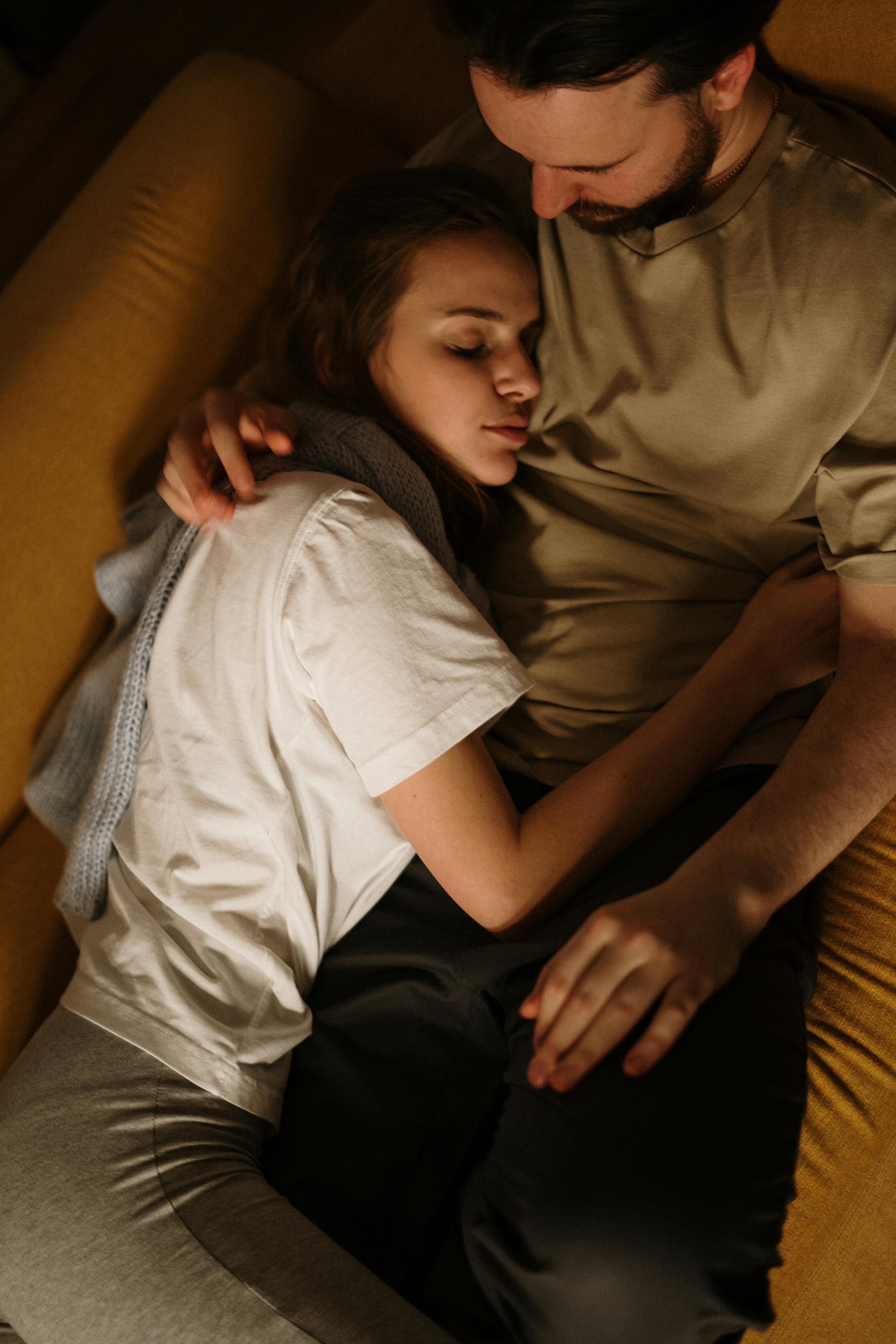 Un couple allongé sur un canapé | Source : Pexels