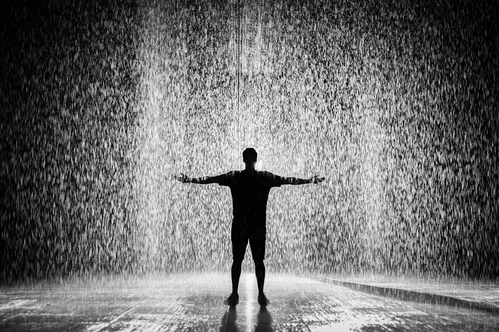 Un homme debout sous la pluie | Source : Pexels