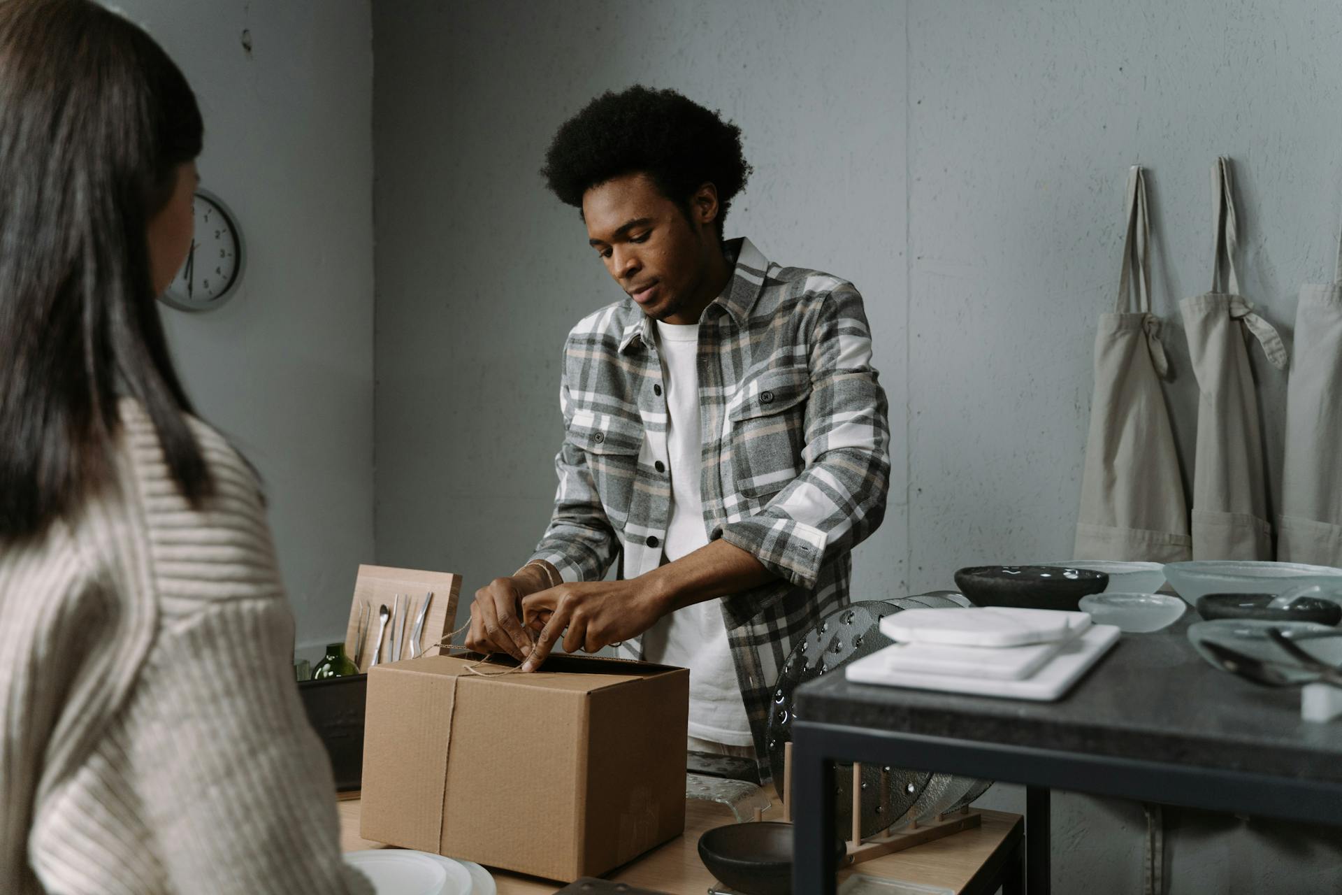 Un homme sérieux en train d'emballer des fournitures | Source : Pexels