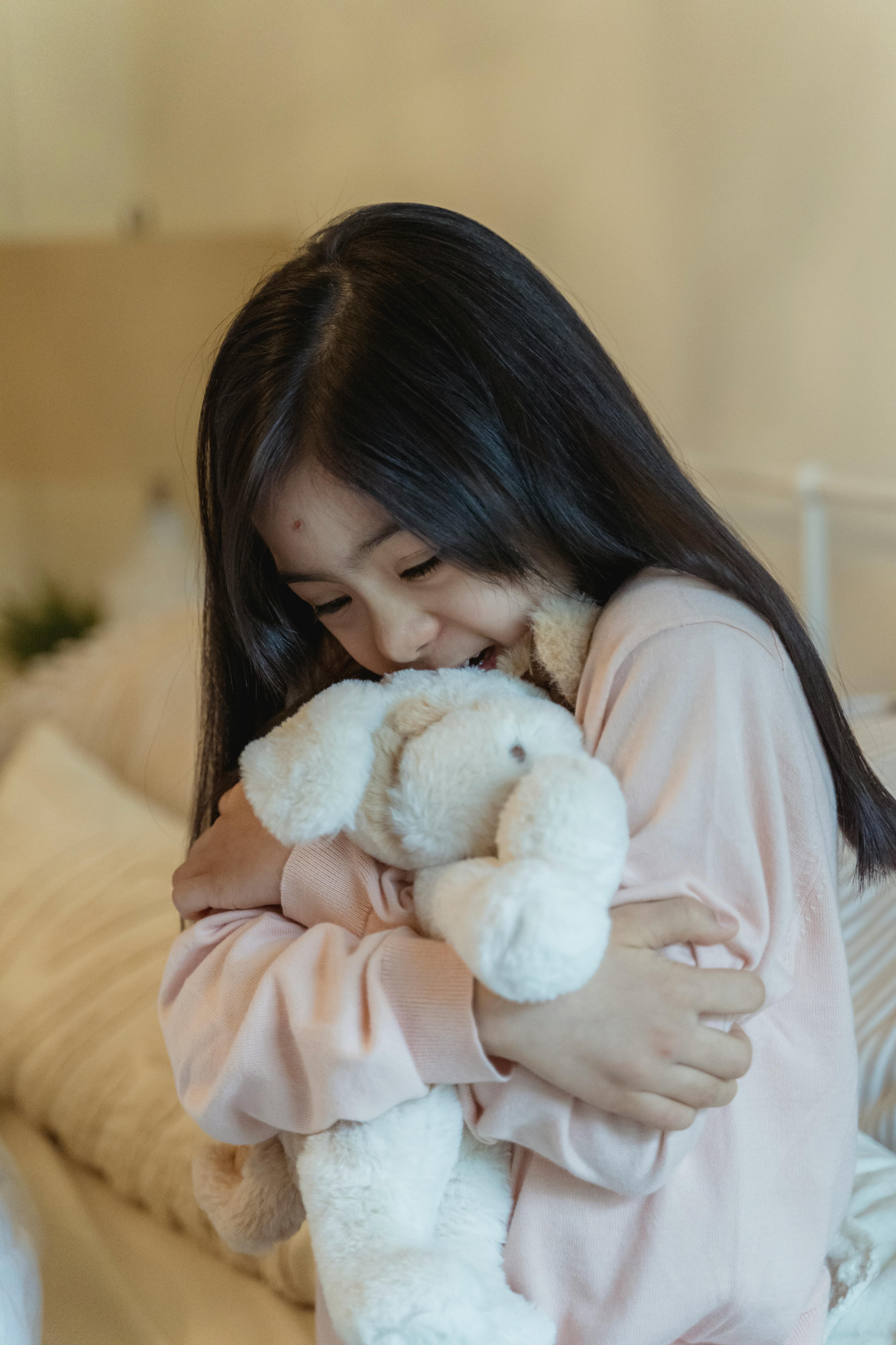 Une petite fille tenant un jouet en peluche | Source : Pexels