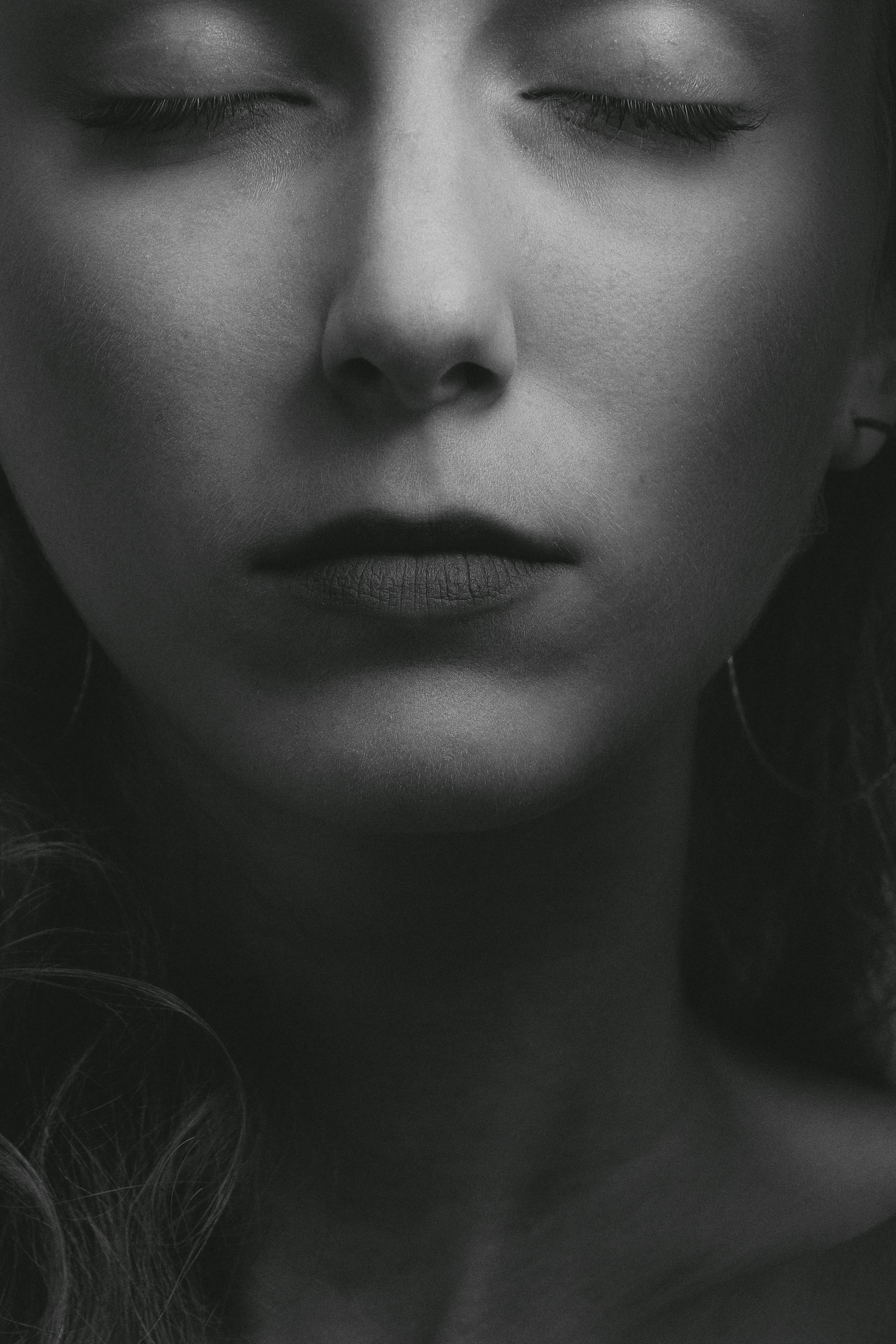 Une photo en niveaux de gris du visage d'une femme | Source : Pexels