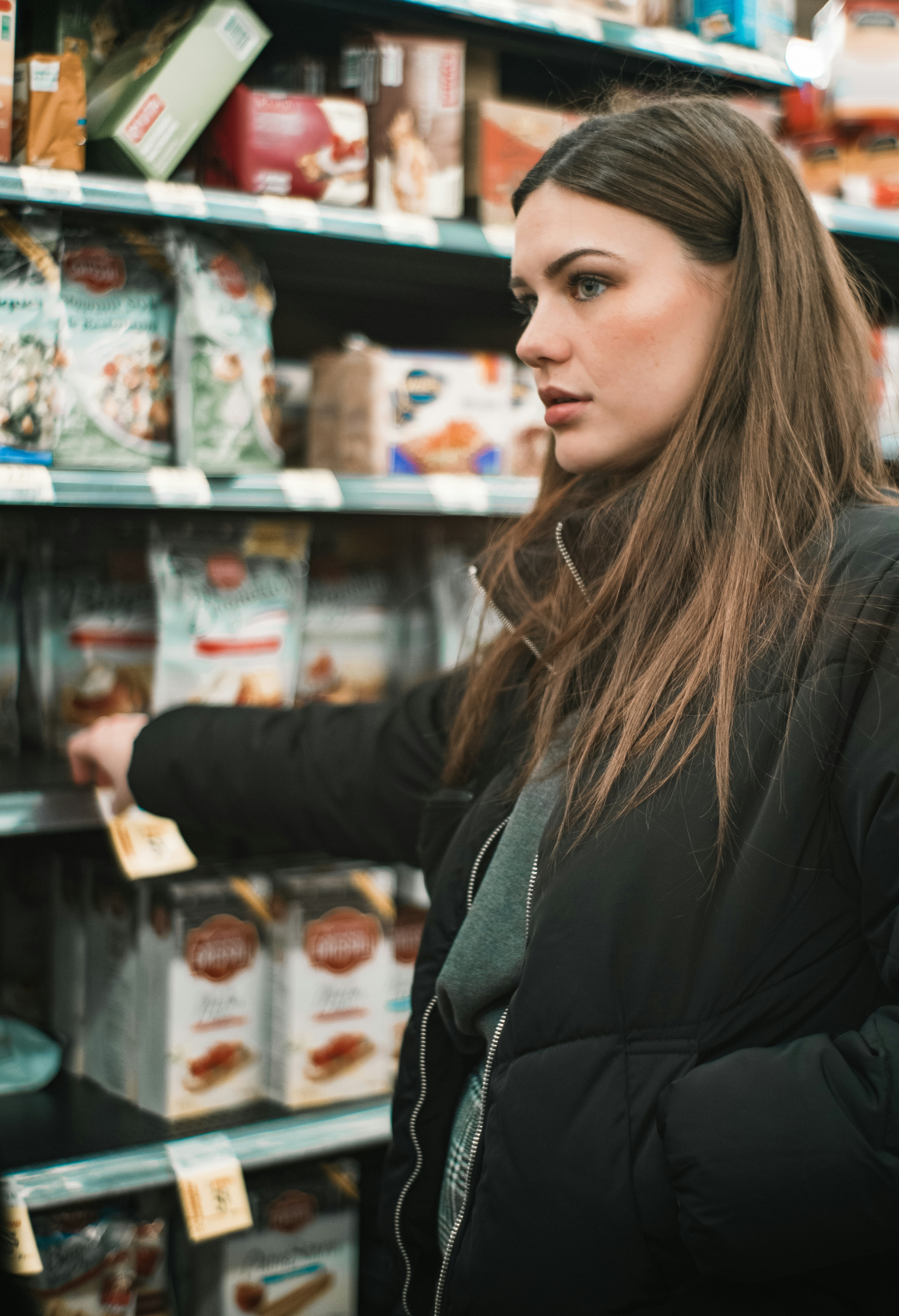 Une femme sérieuse dans un supermarché | Source : Unsplash