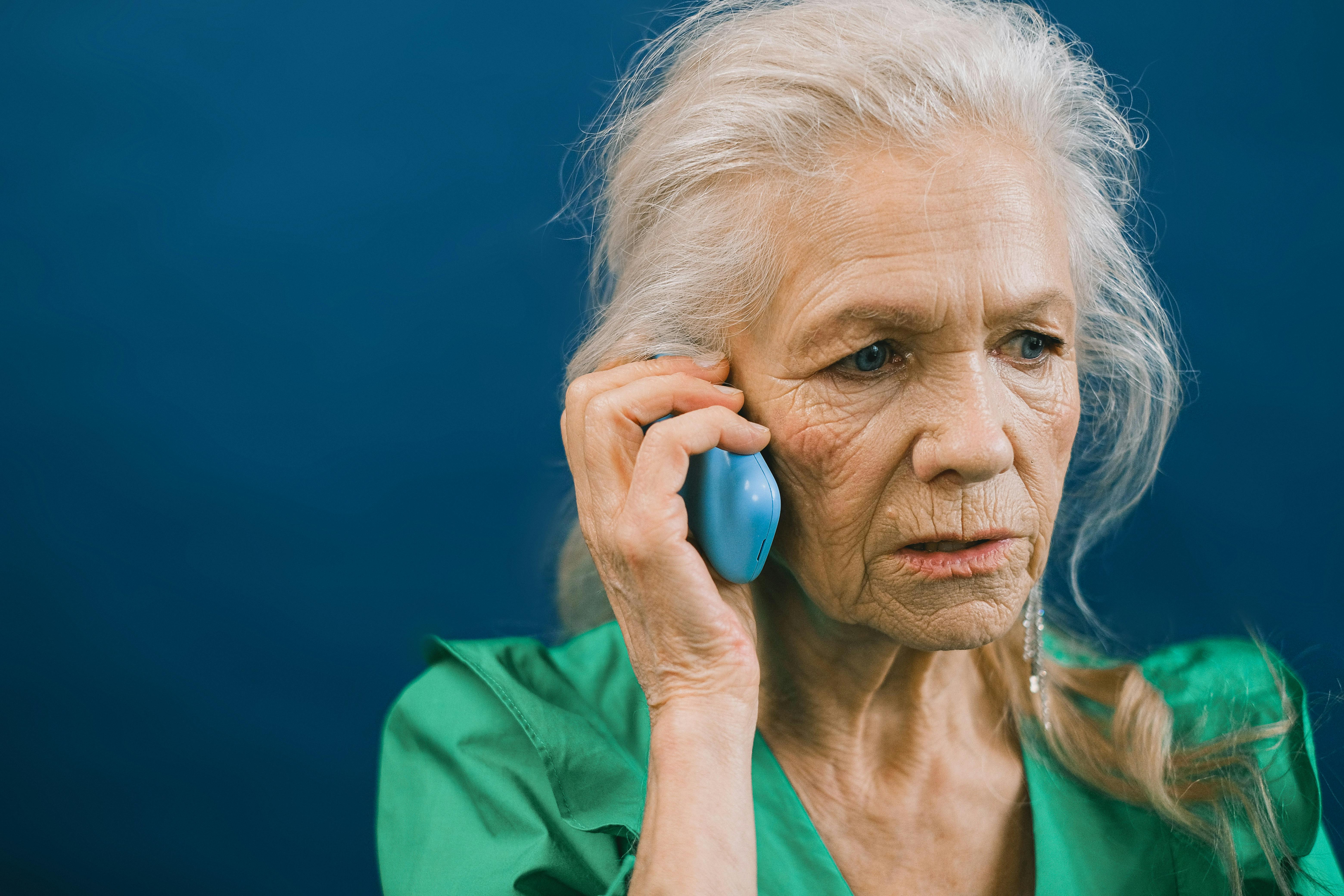 Une femme malheureuse sur un appel | Source : Pexels