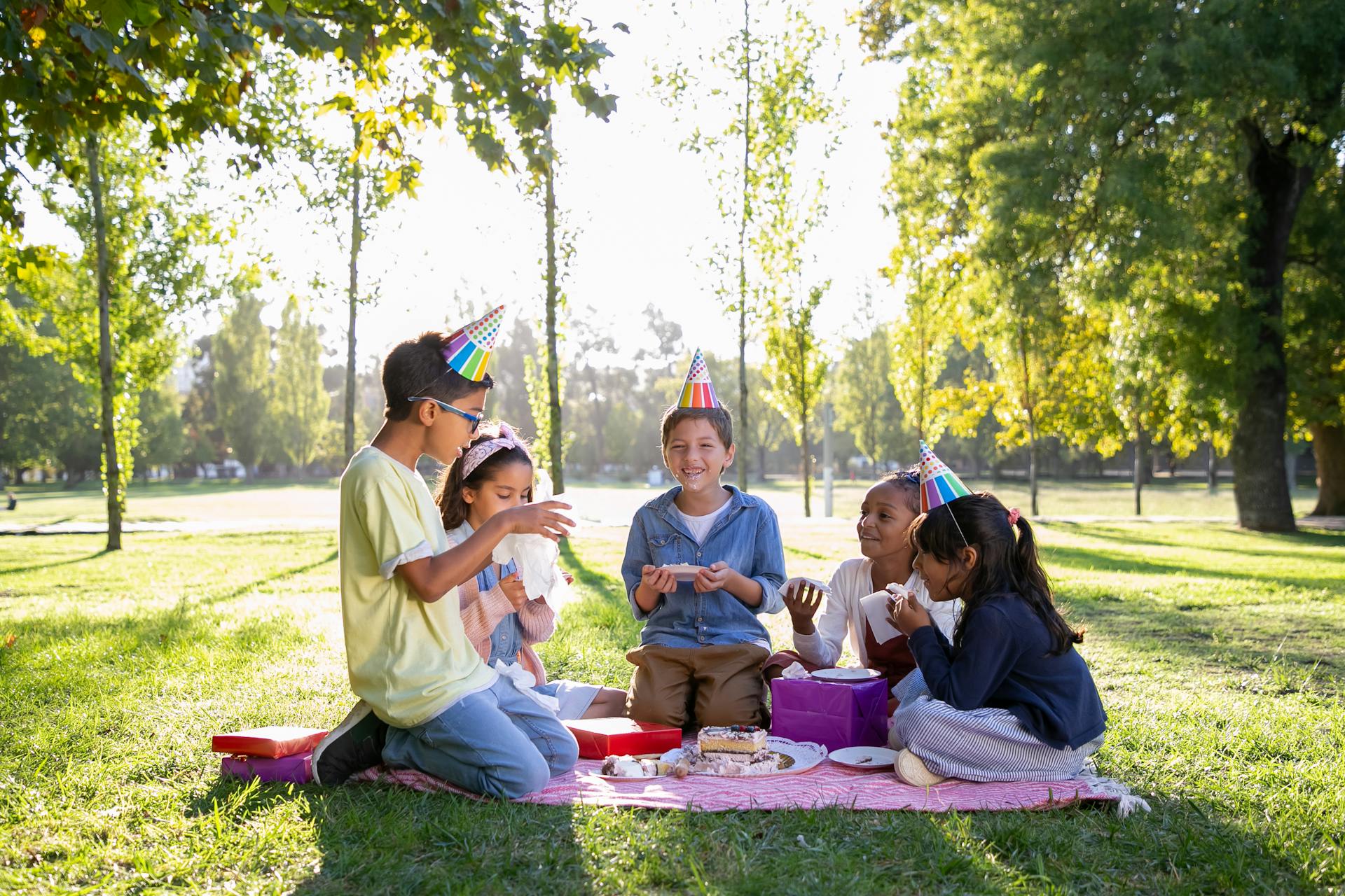 Des enfants assis dehors portant des chapeaux de fête | Source : Pexels