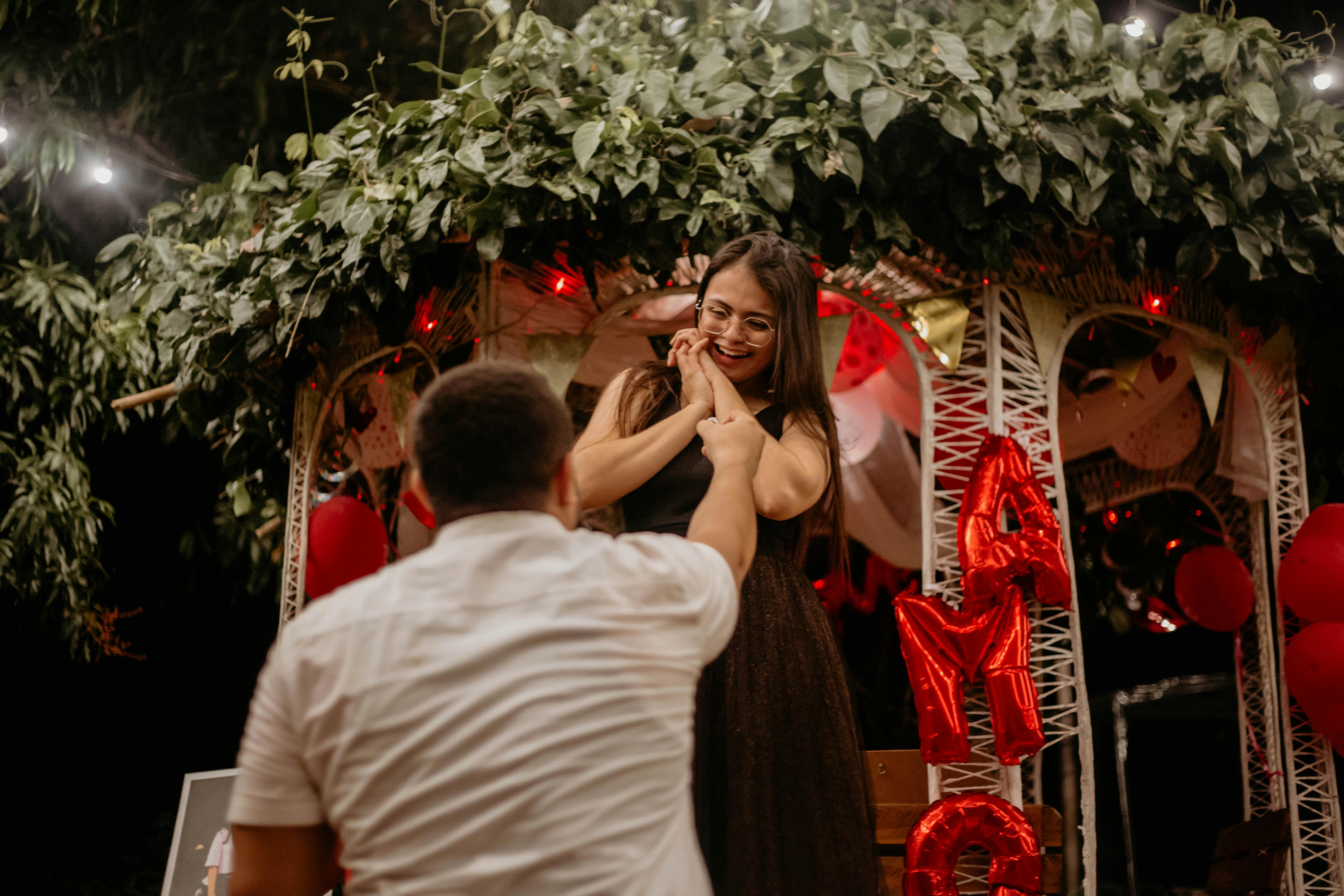 Un homme demande une femme en mariage | Source : Pexels