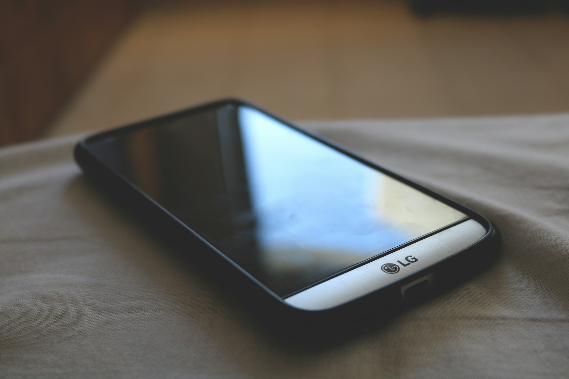 Gros plan sur un téléphone | Source : Unsplash