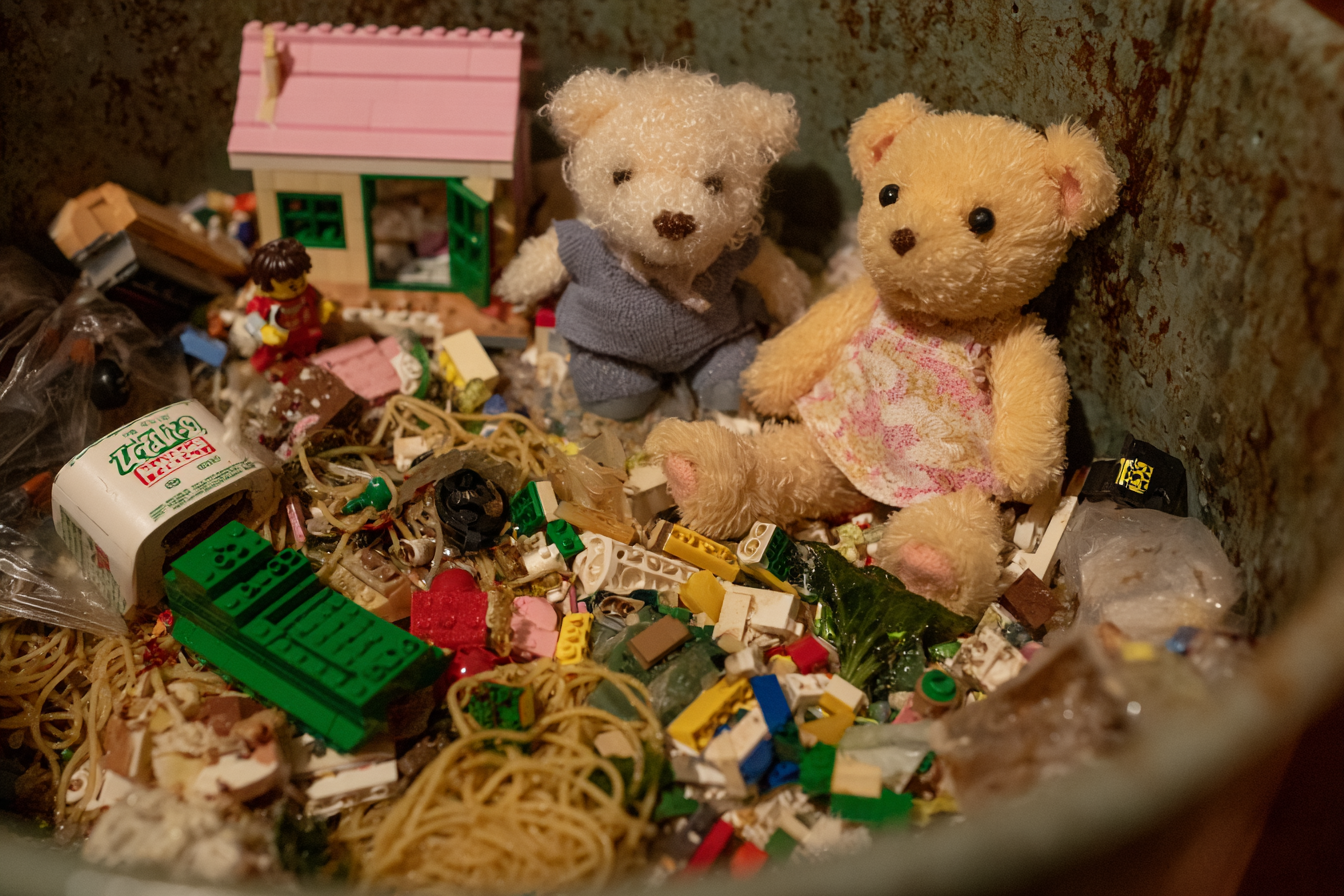 Des jouets dans une poubelle | Source : Midjourney