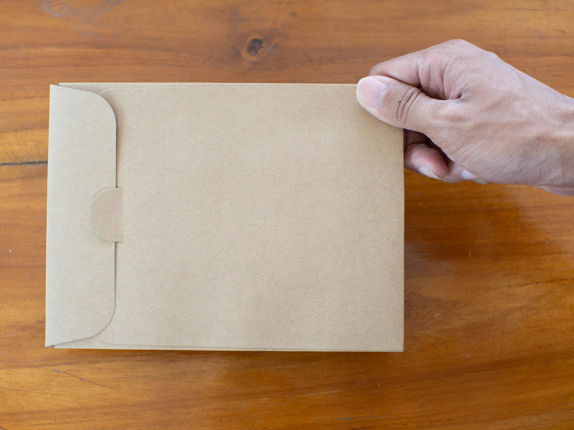 Une enveloppe avec un document | Source : Pexels