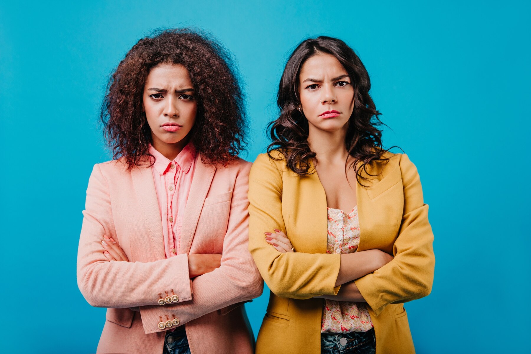 Deux femmes contrariées | Source : FreePik