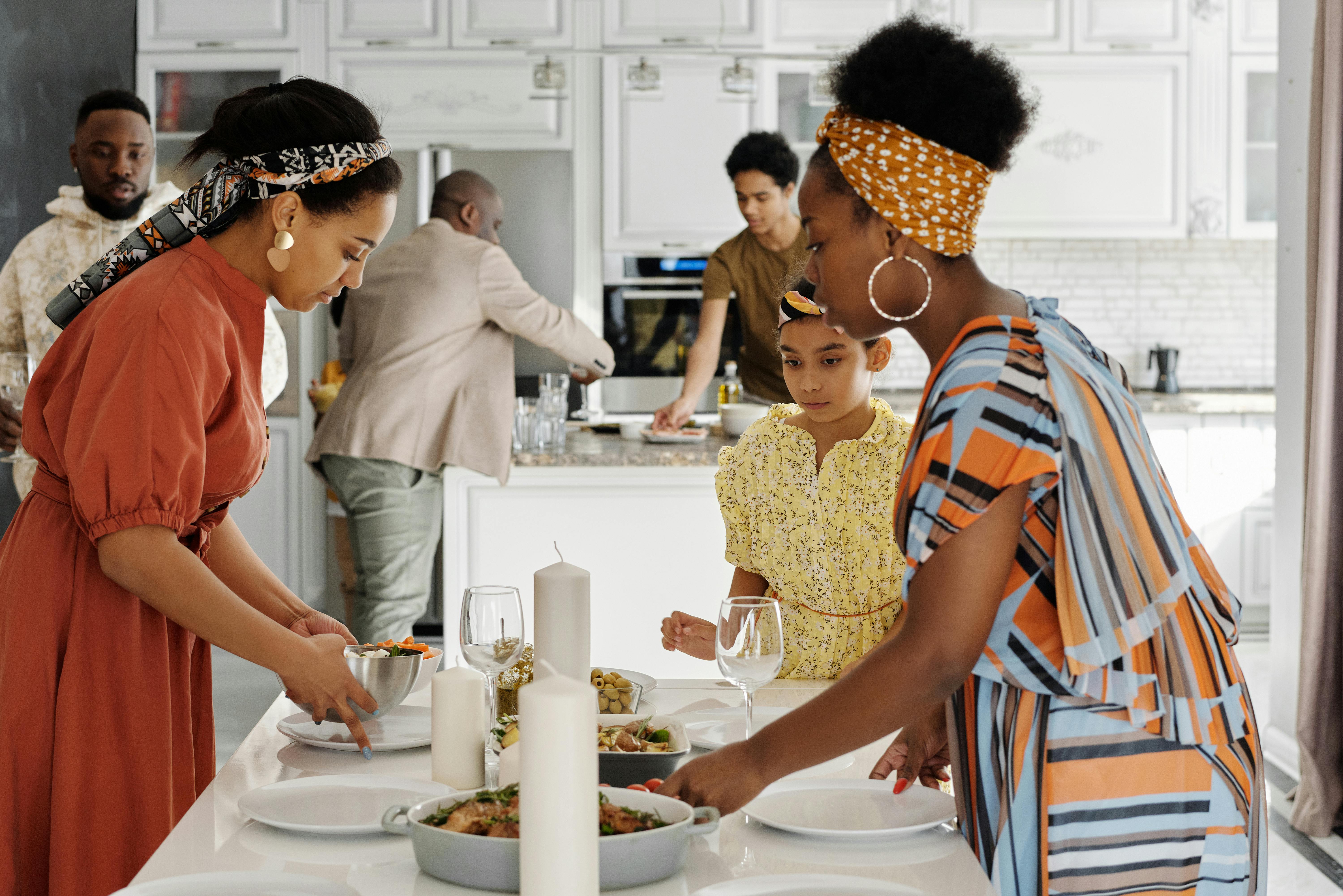 Famille et amis préparant un repas | Source : Pexels