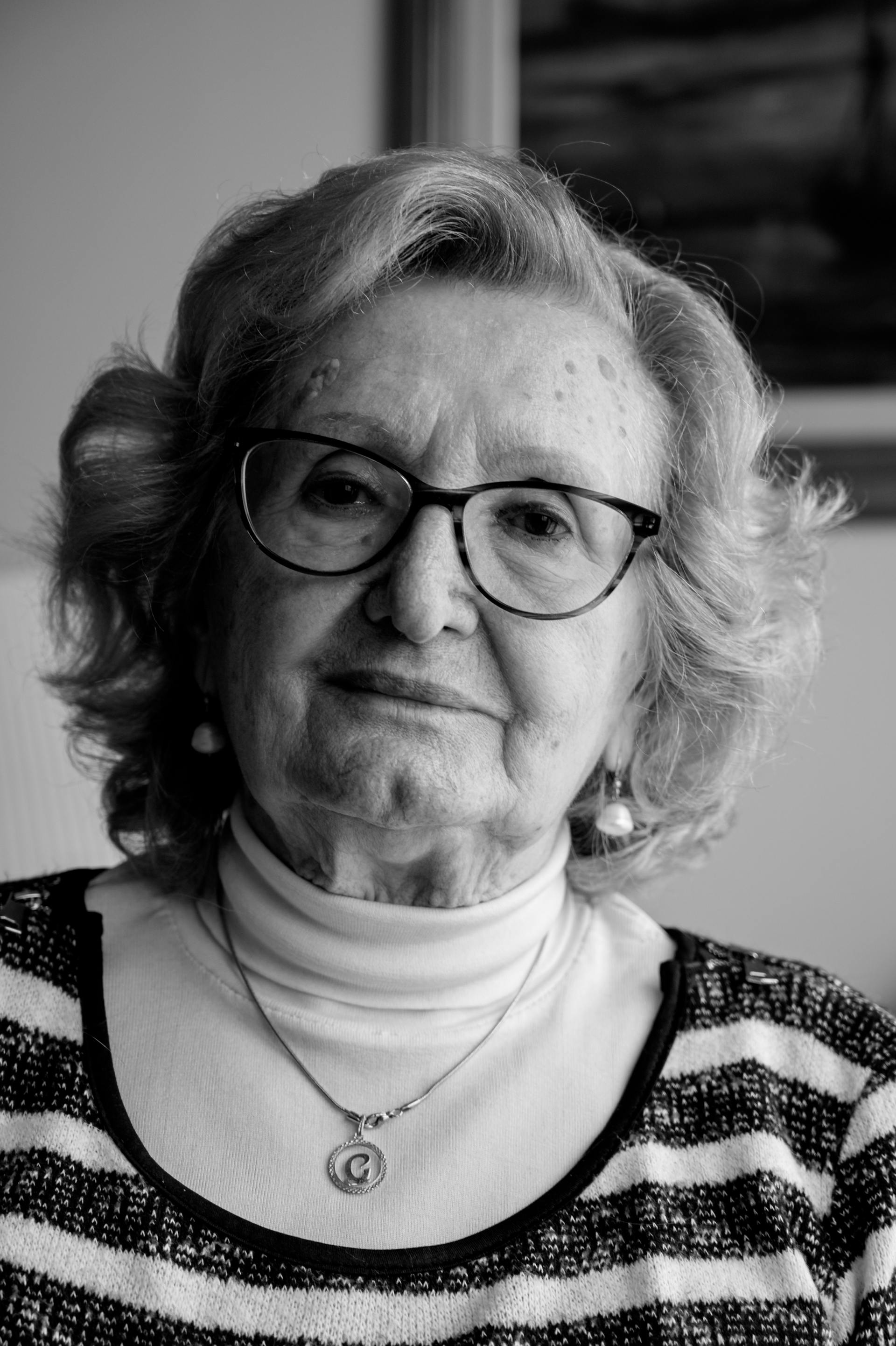 Une femme âgée portant des lunettes et un pull rayé | Source : Pexels