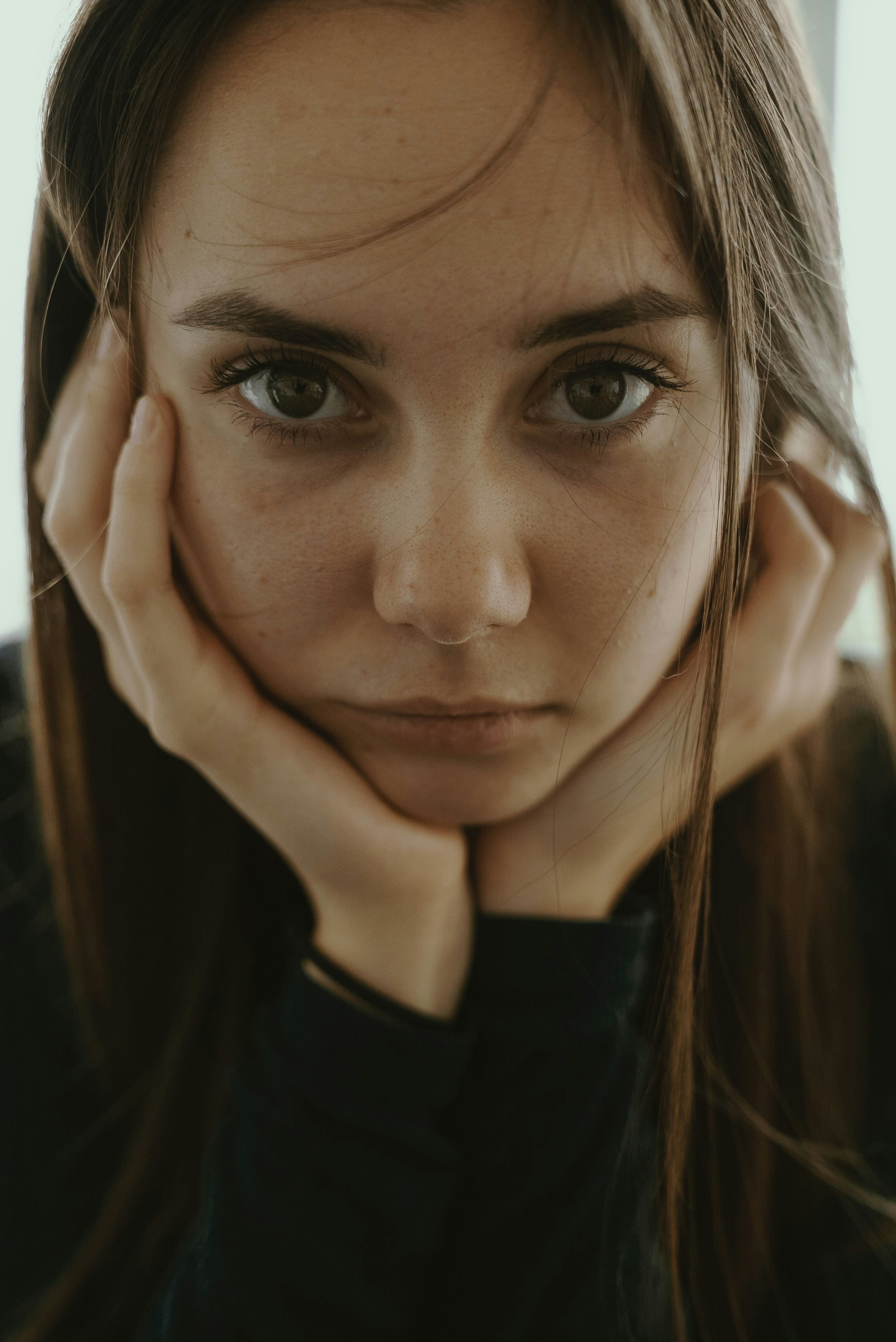 Une jeune femme pensive | Source : Unsplash