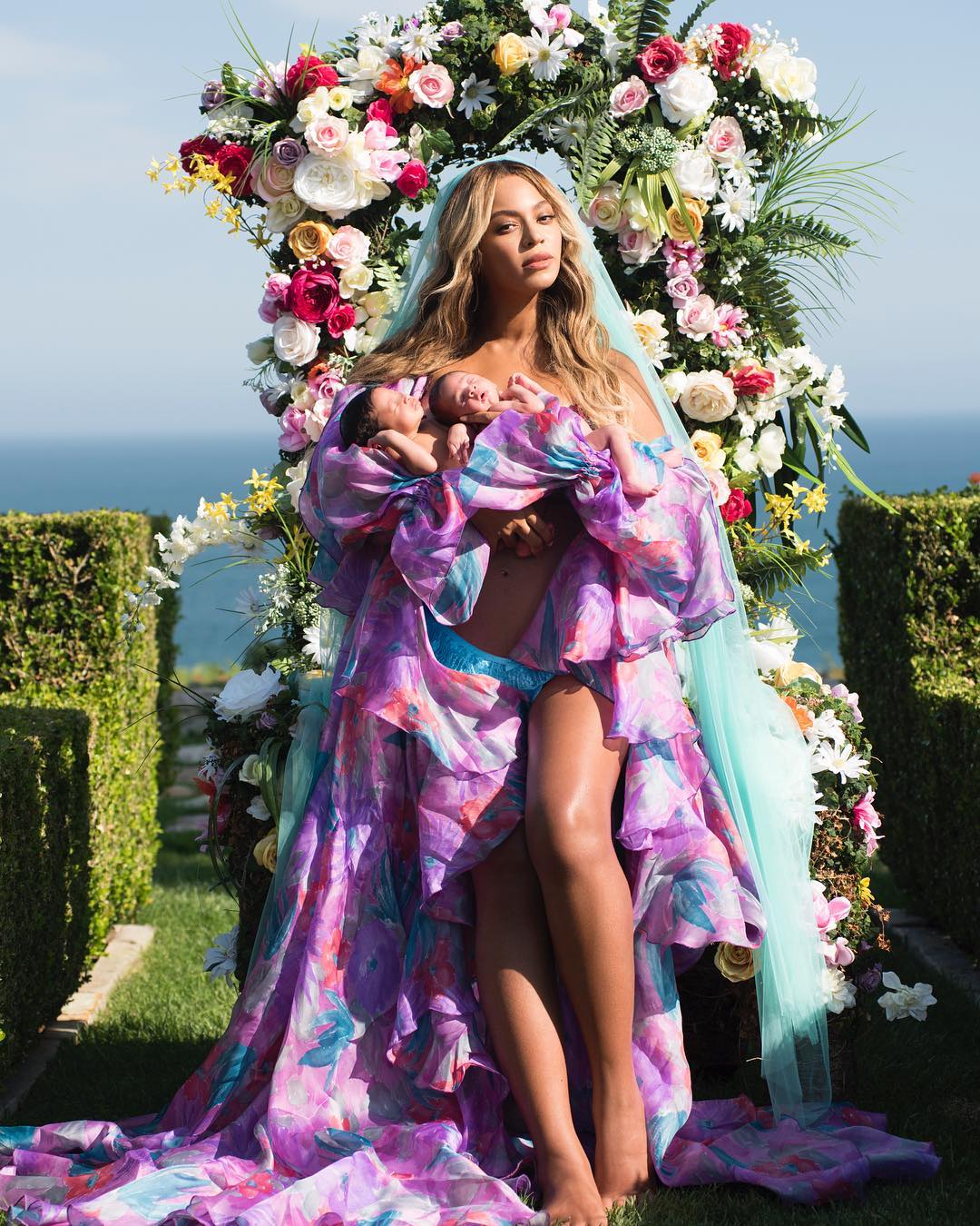 Beyoncé avec ses jumeaux, Sir et Rumi, dans une publication datée du 14 juillet 2017. | Source : Instagram/beyonce