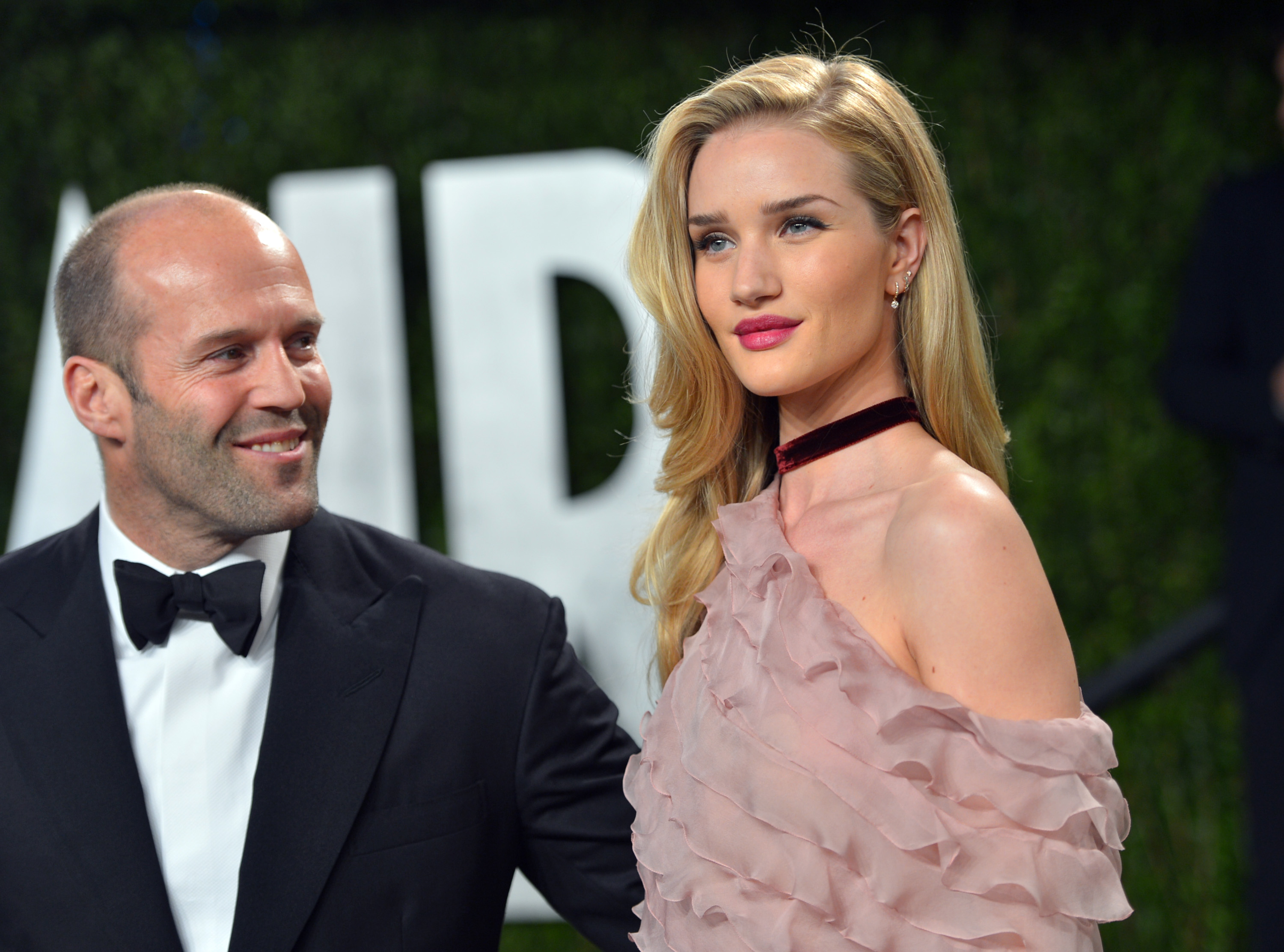Rosie Huntington-Whiteley et Jason Statham partagent un moment sur le tapis rouge : la cravate noire classique rencontre le glamour doux et romantique, avec juste un soupçon d'allure old-hollywoodienne. | Source : Getty Images
