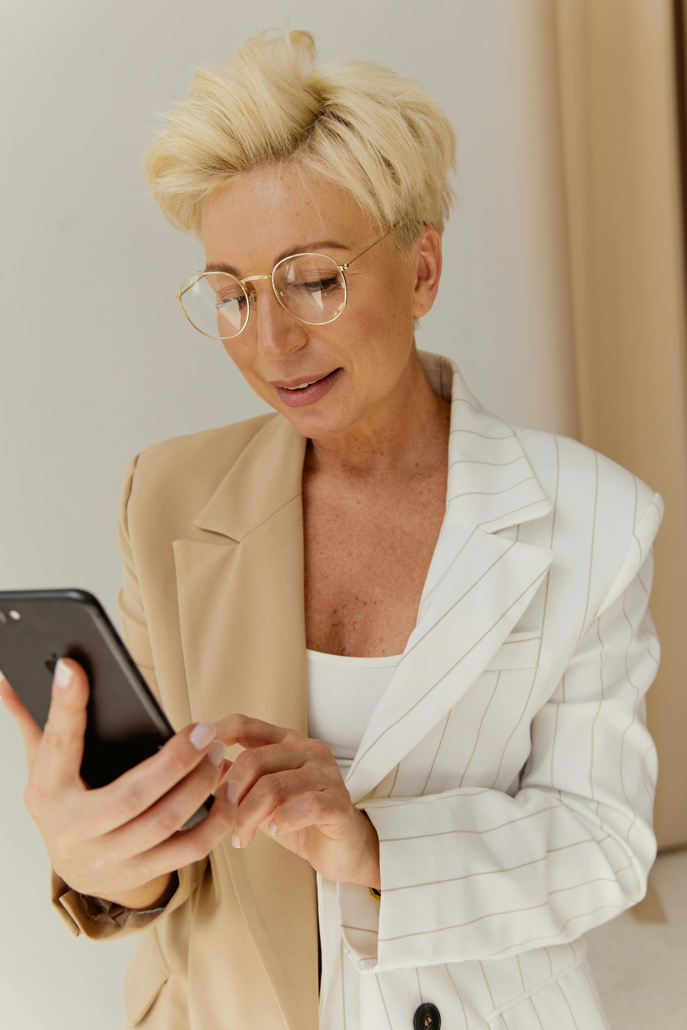 Une femme utilisant son téléphone | Source : Pexels