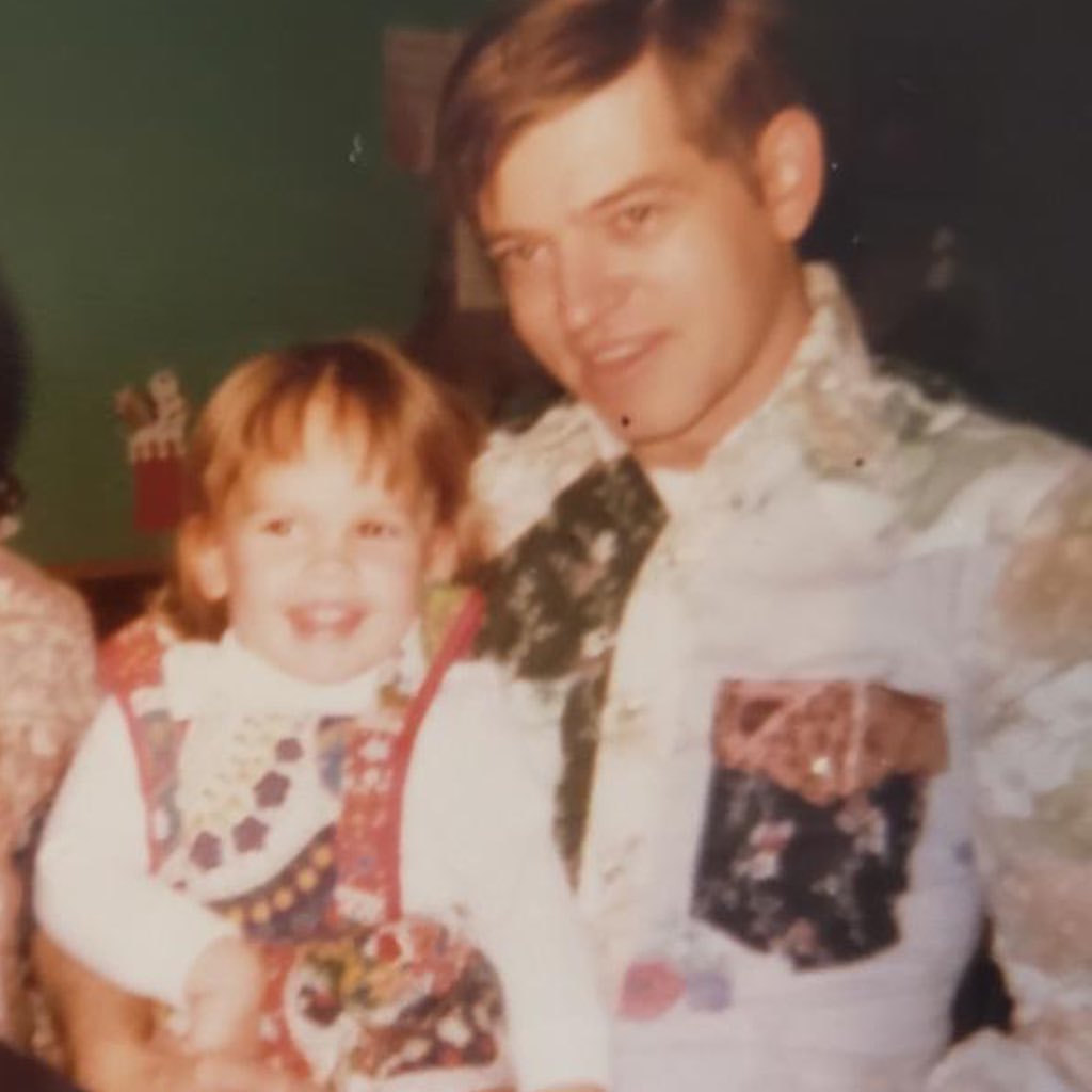 L'actrice avec son père sur un post Instagram, daté du 30 juillet 2022 | Source : Instagram/hilaryswank