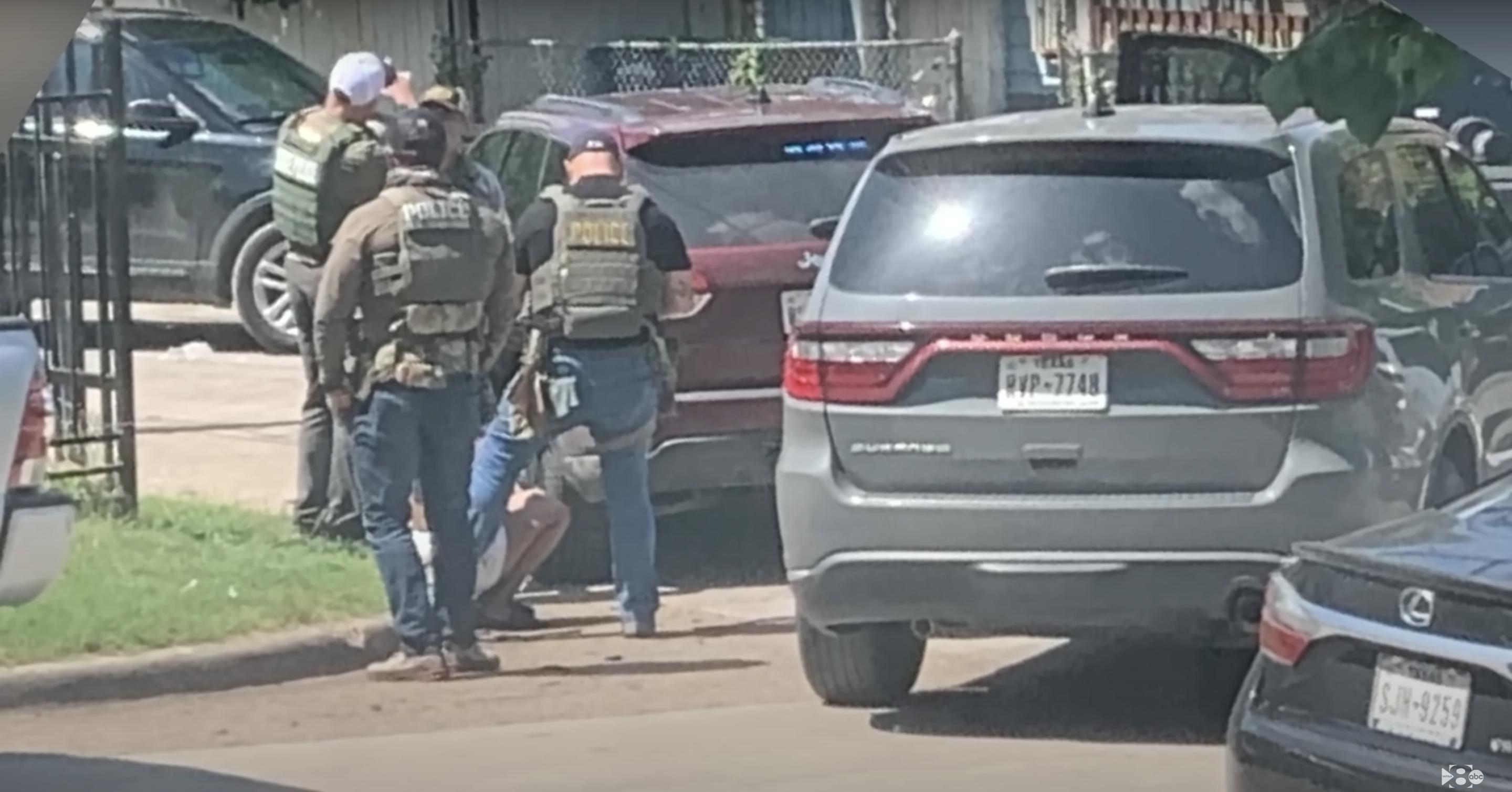 Les forces de l'ordre placent un suspect en garde à vue après le délit de fuite qui a coûté la vie à Ava Moore | Source : YouTube/WFAA8