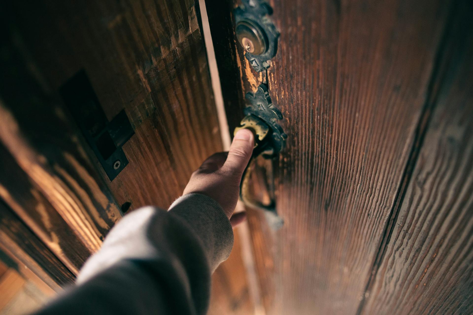 Un homme tenant une poignée de porte | Source : Pexels