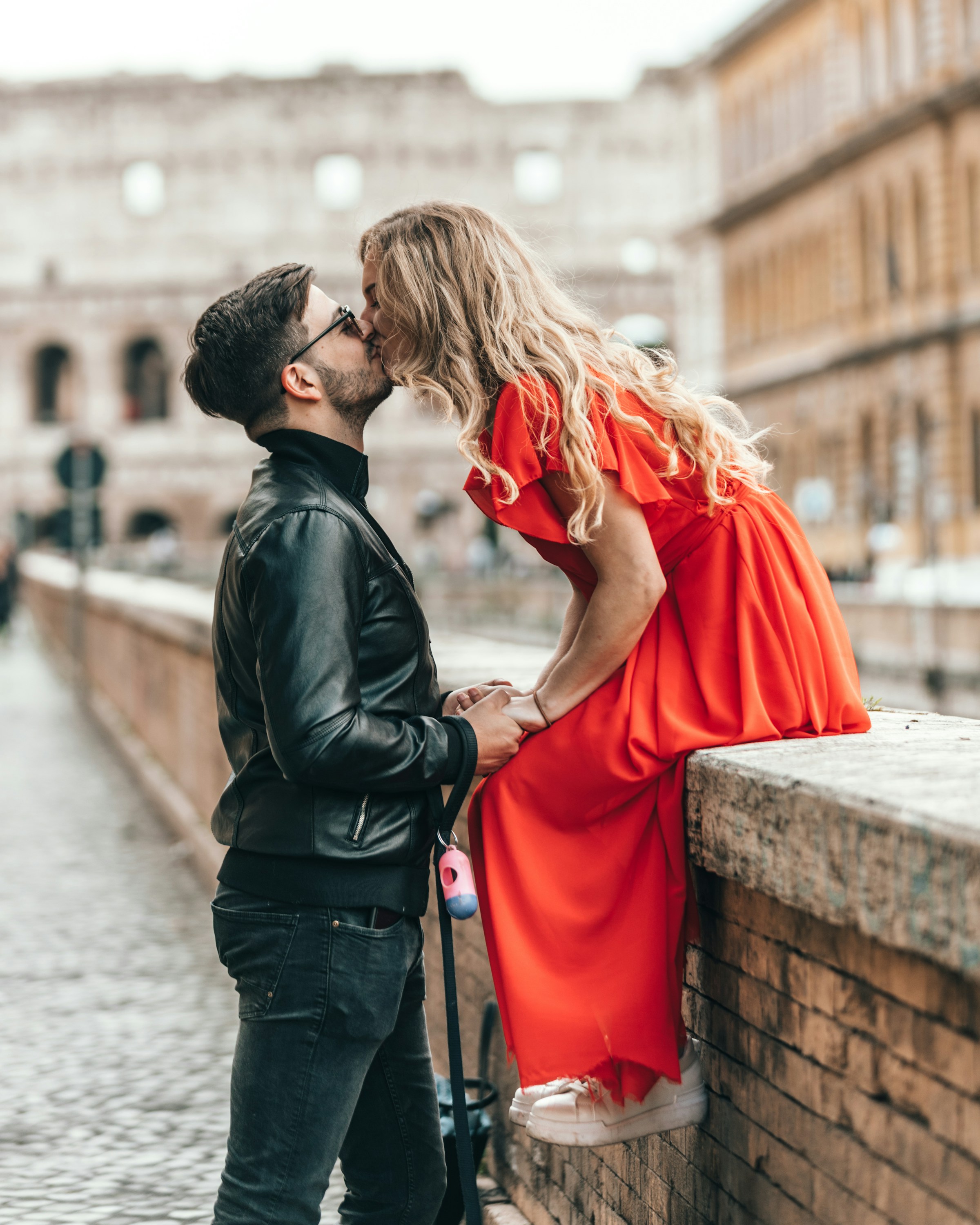 Un couple qui s'embrasse | Source : Unsplash