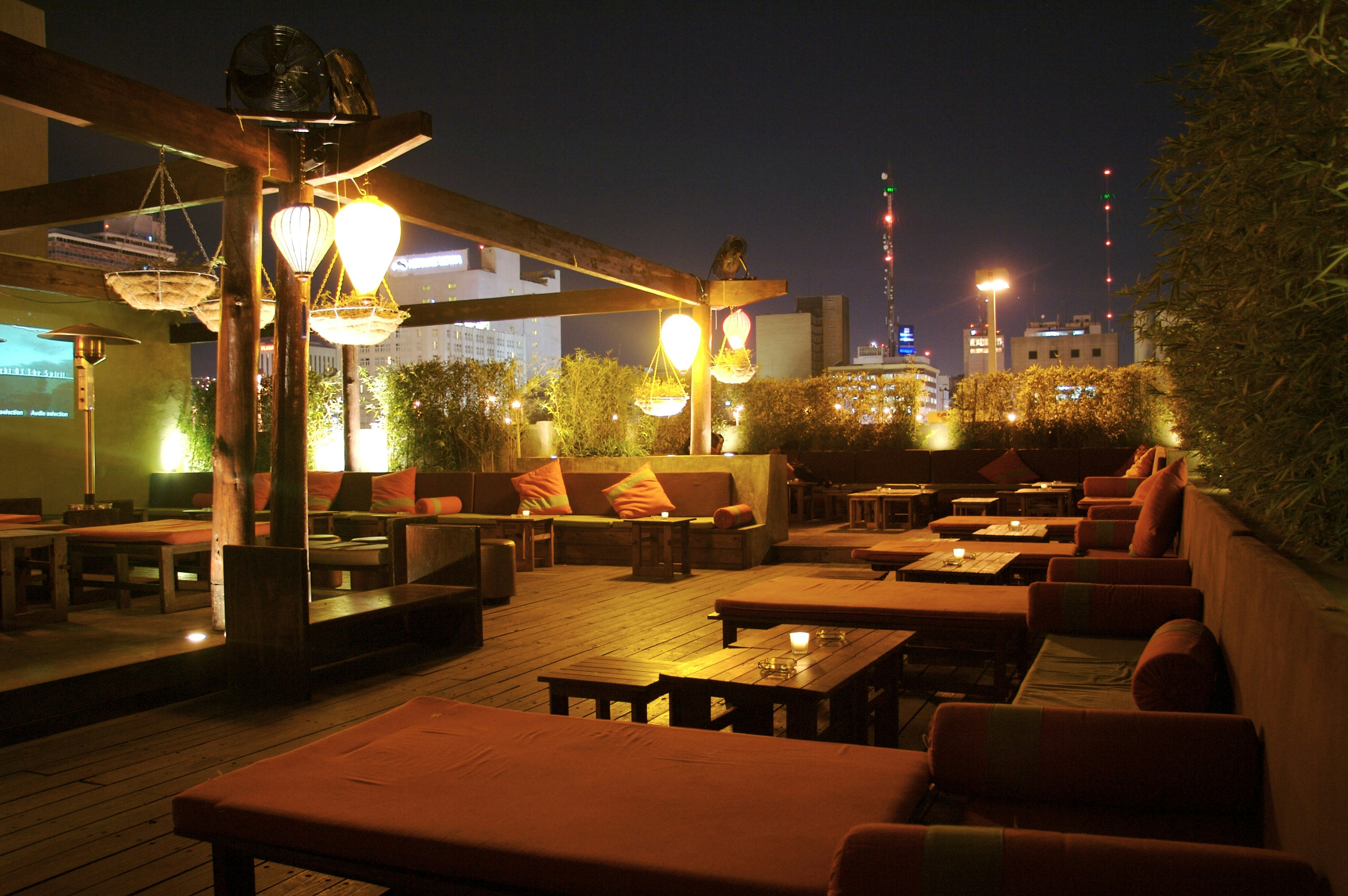 Un restaurant sur le toit | Source : Unsplash
