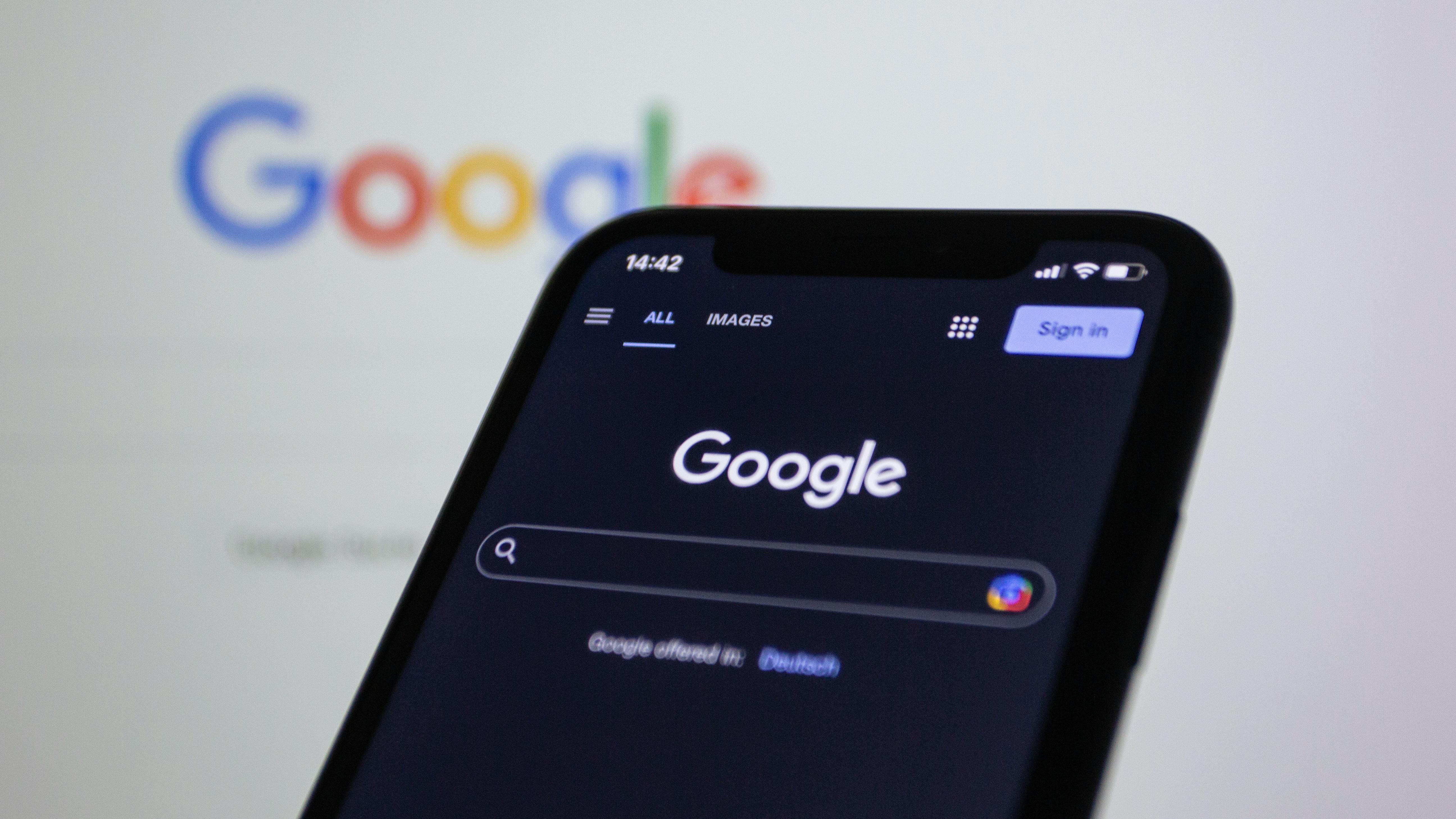 Un téléphone portable ouvert à Google | Source : Pexels