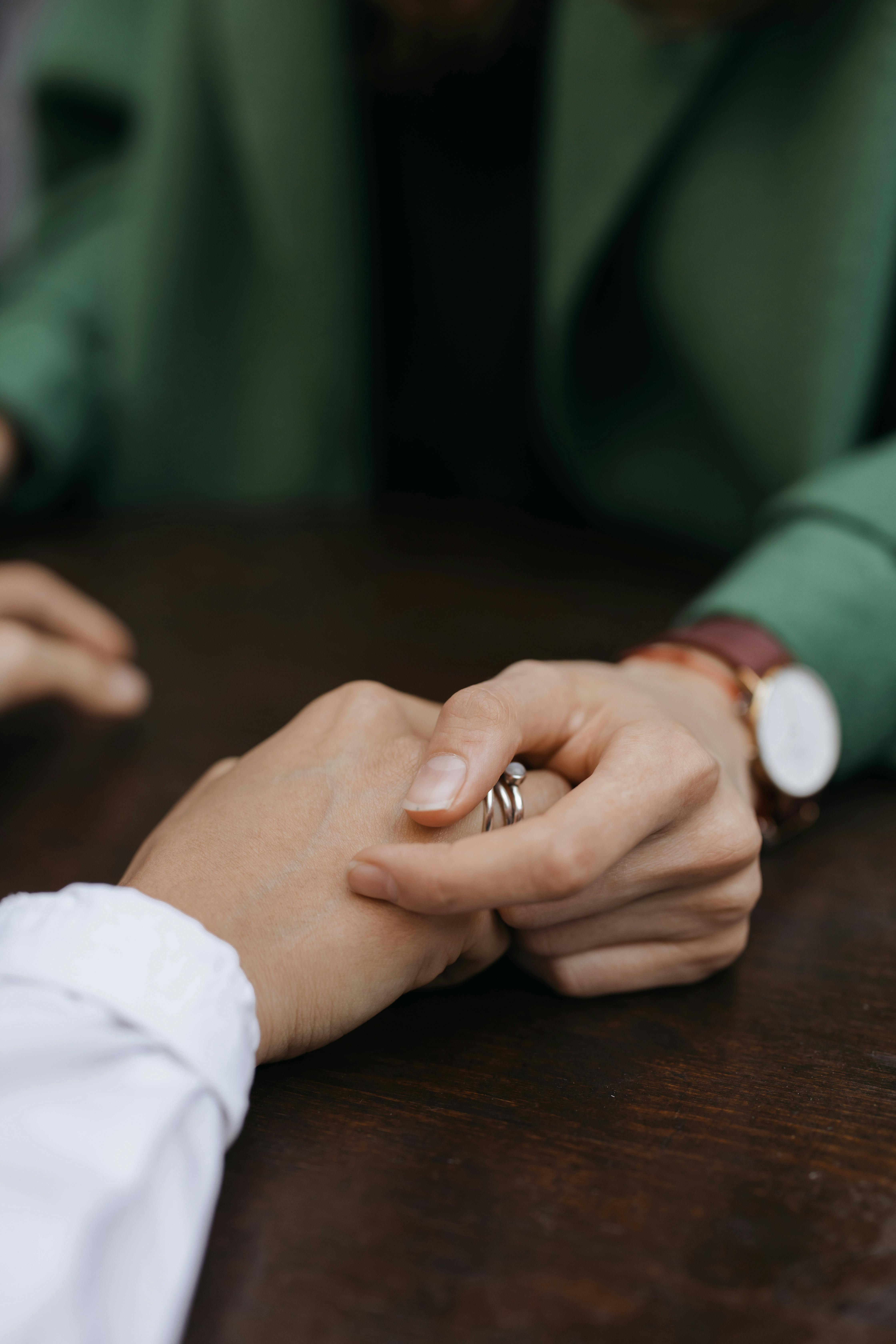 Un homme tenant la main d'une femme | Source : Pexels