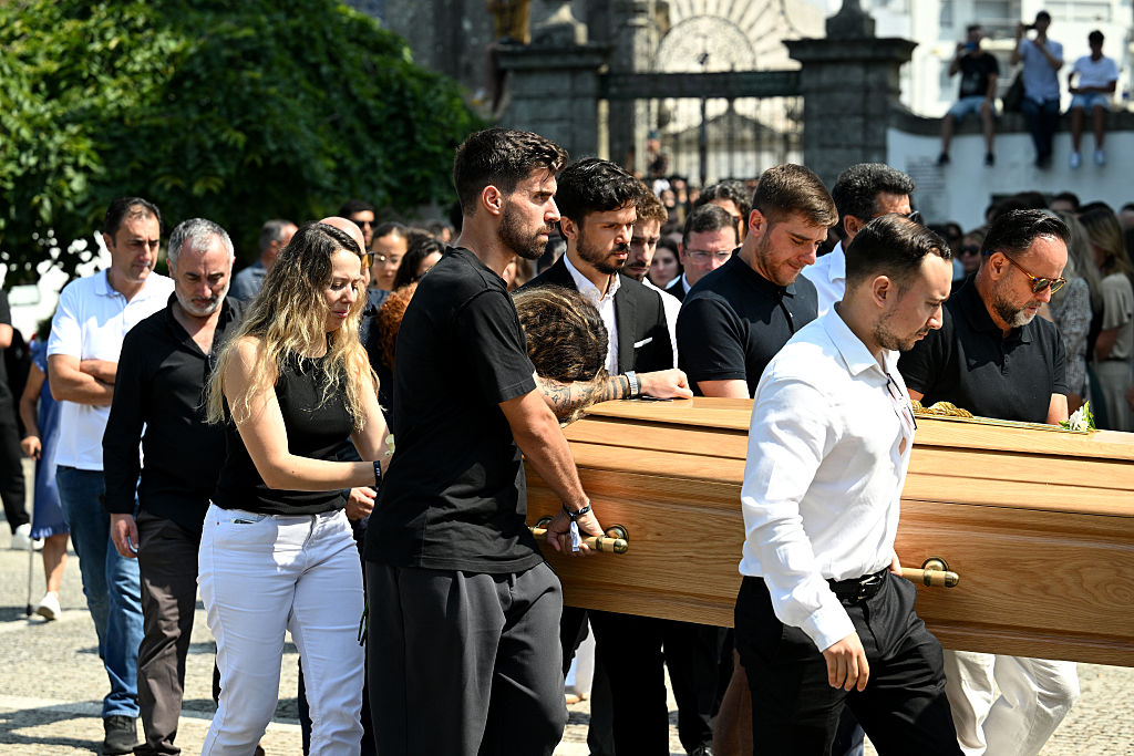 Rute Cardoso, épouse de Diogo Jota, s'appuie sur le bras de Ruben Neves, alors que le cercueil de Diogo Jota est transporté hors de l'église après les funérailles de Diogo Jota et de son frère Andre Silva à Igreja Matriz de Gondomar le 05 juillet 2025 à Gondomar, Portugal. | Source : Getty Images