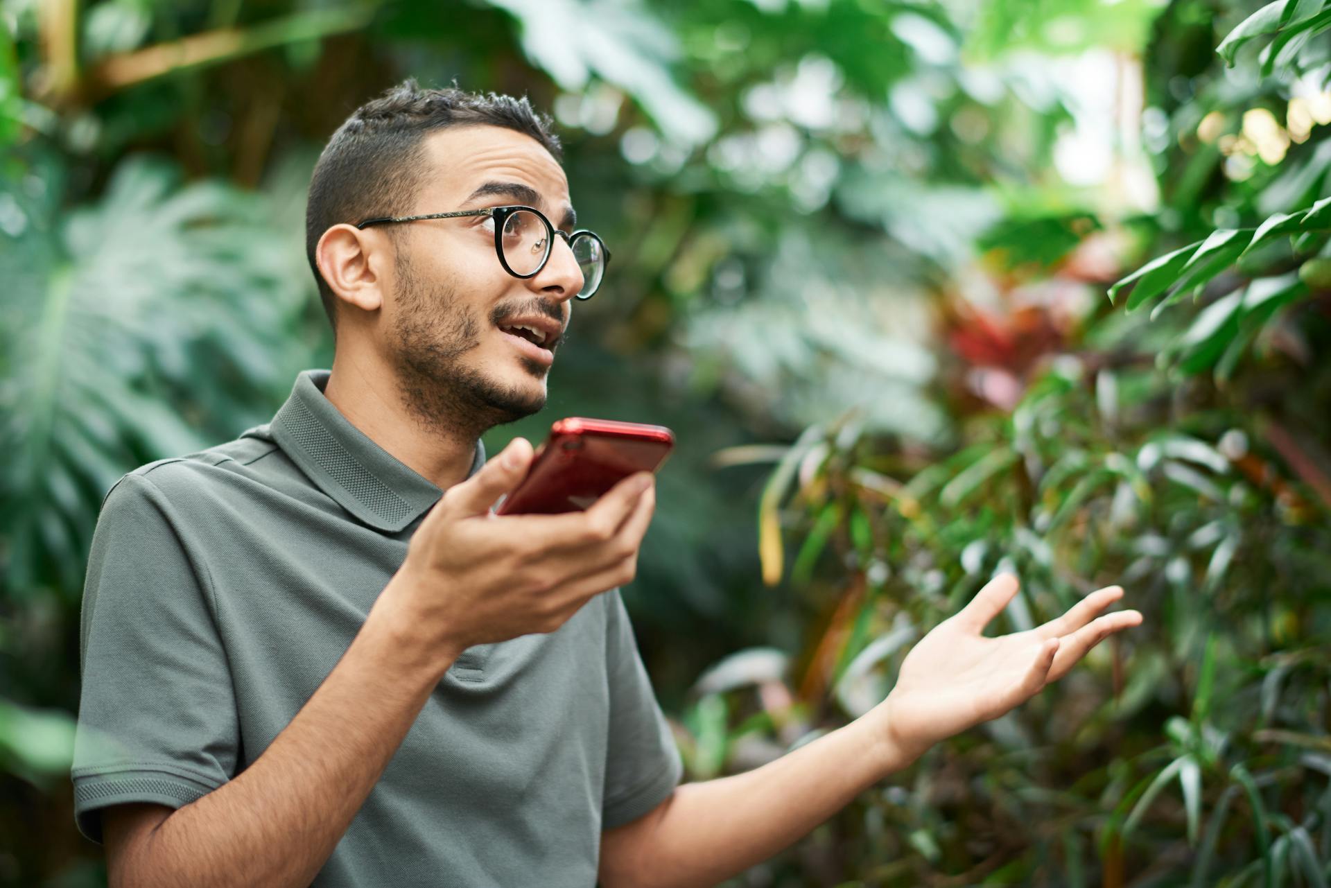 Un homme faisant des gestes pendant un appel téléphonique | Source : Pexels
