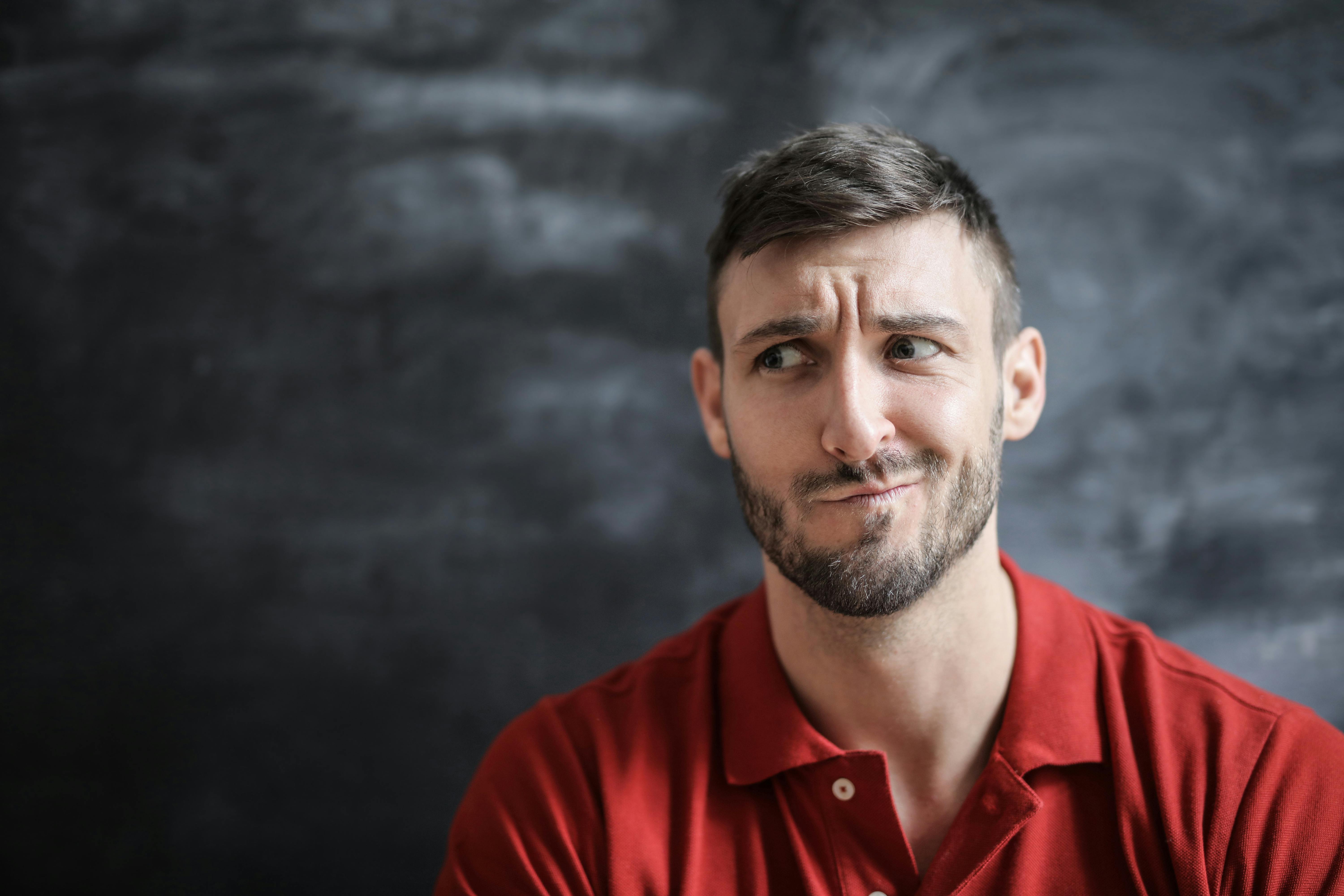 Un homme confus et sceptique | Source : Pexels