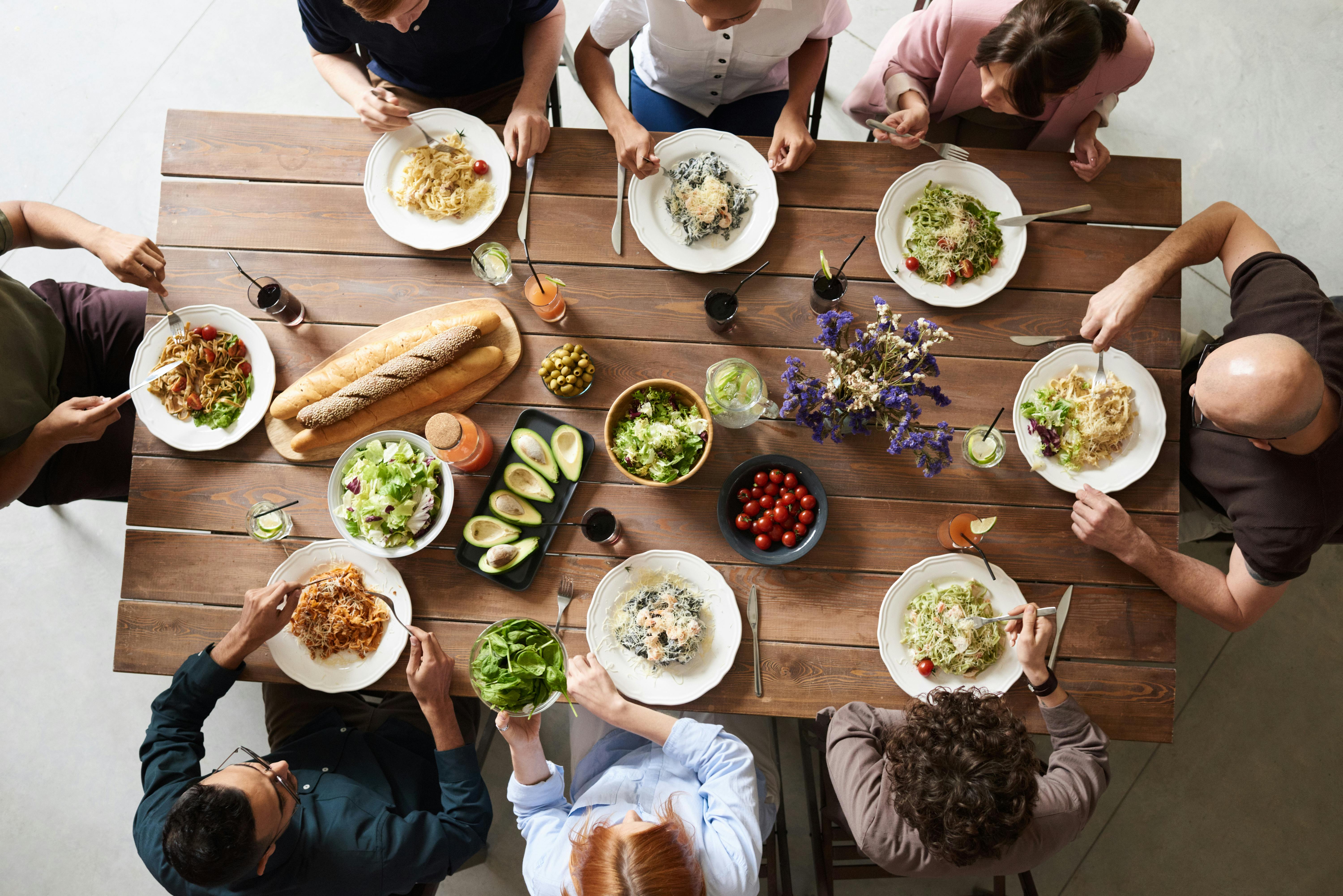 Des gens qui mangent ensemble | Source : Pexels