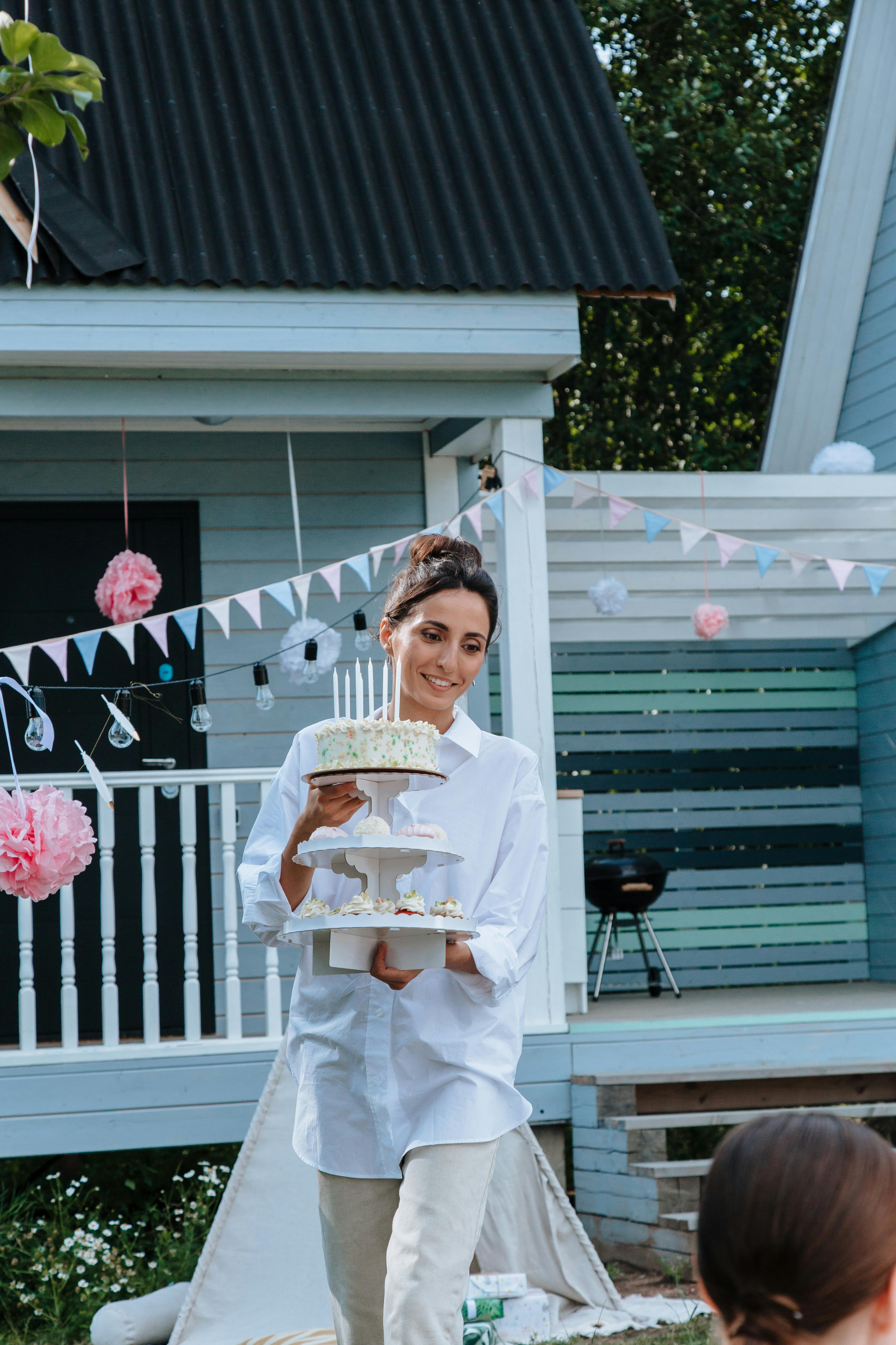 Une femme portant un gâteau d'anniversaire | Source : Pexels