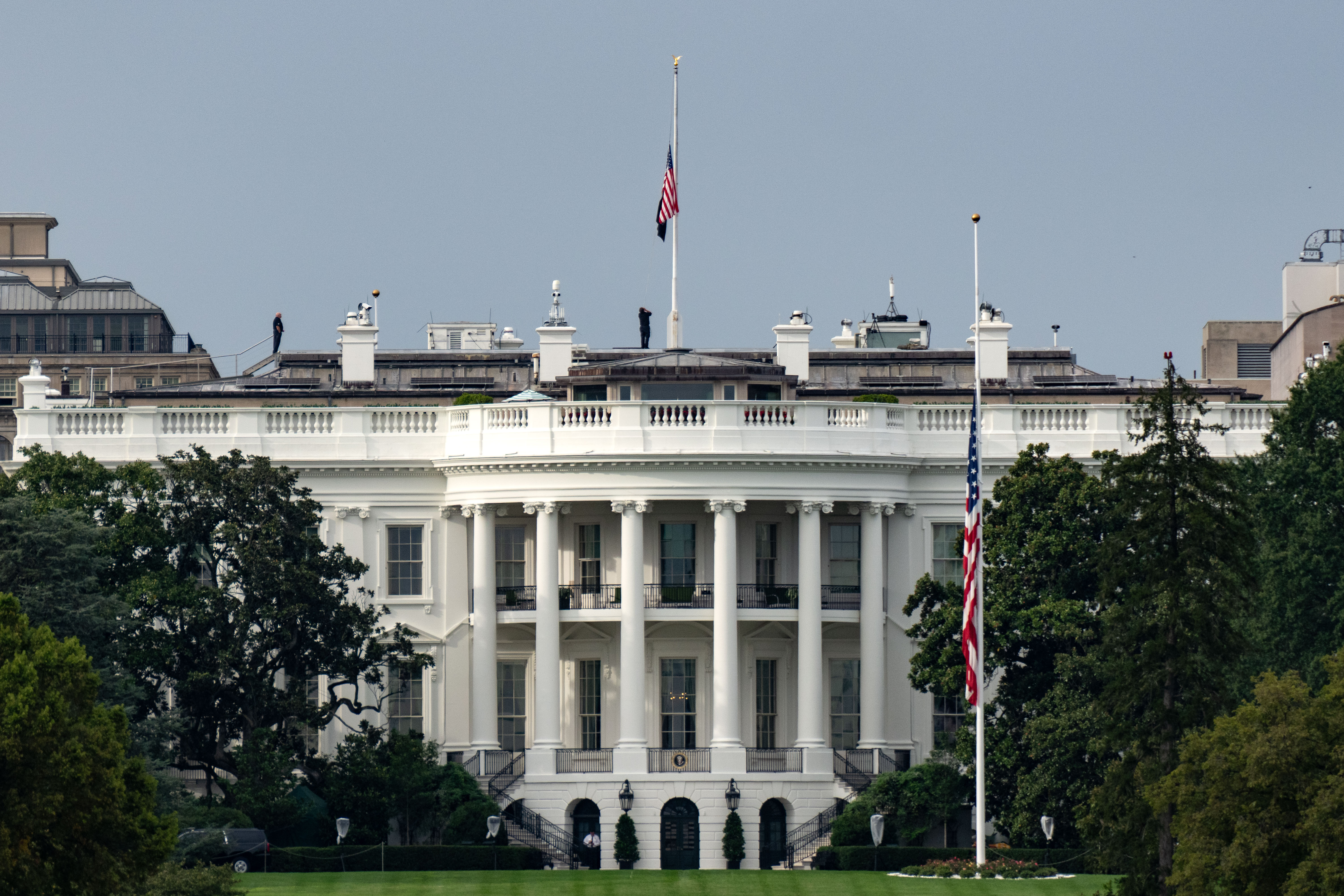 Le drapeau américain en berne au sommet de la Maison Blanche le 10 septembre 2025, en hommage à Charlie Kirk, décédé récemment. | Source : Getty Images
