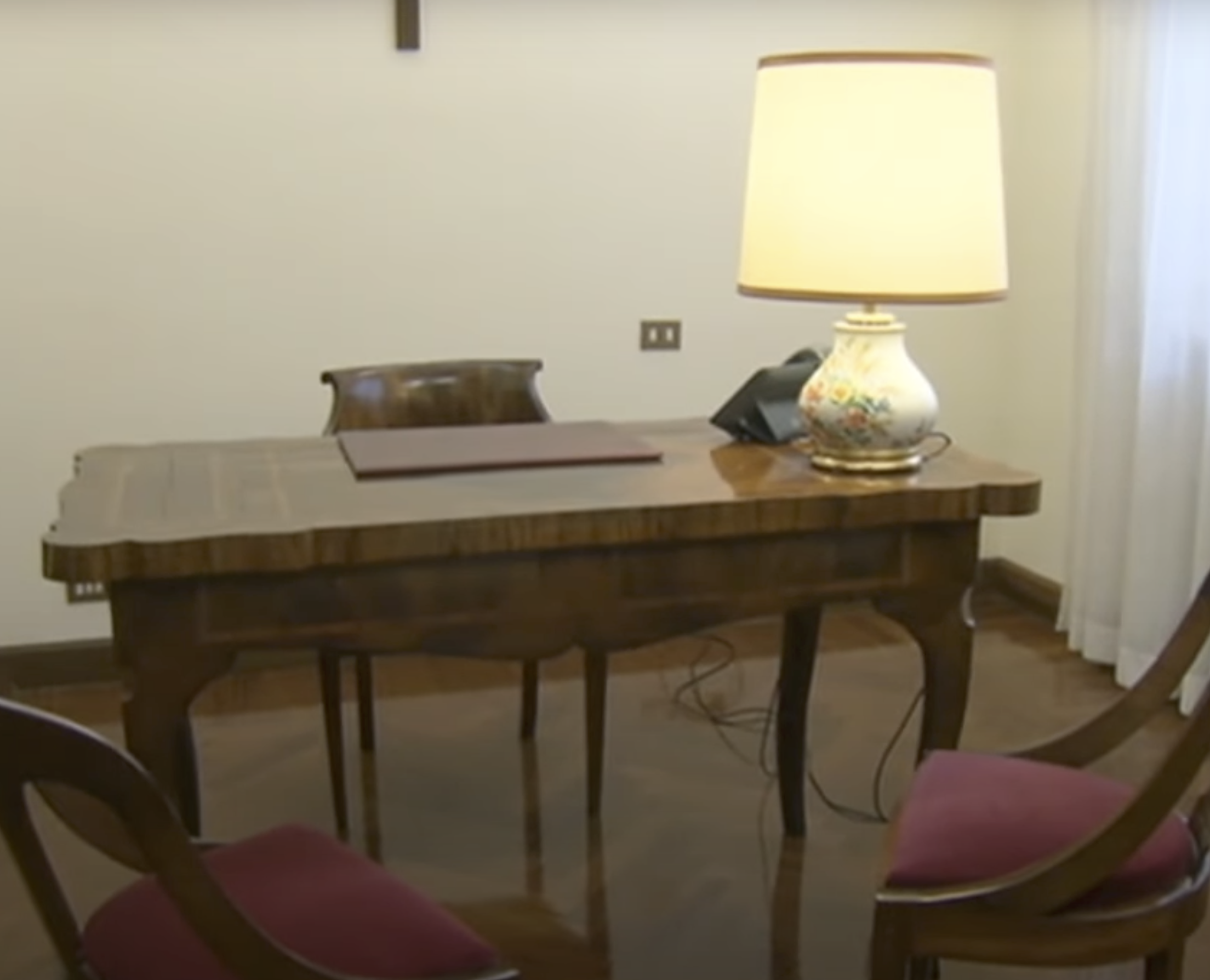 Le bureau à l'intérieur de la chambre du pape François | Source : YouTube/CNN