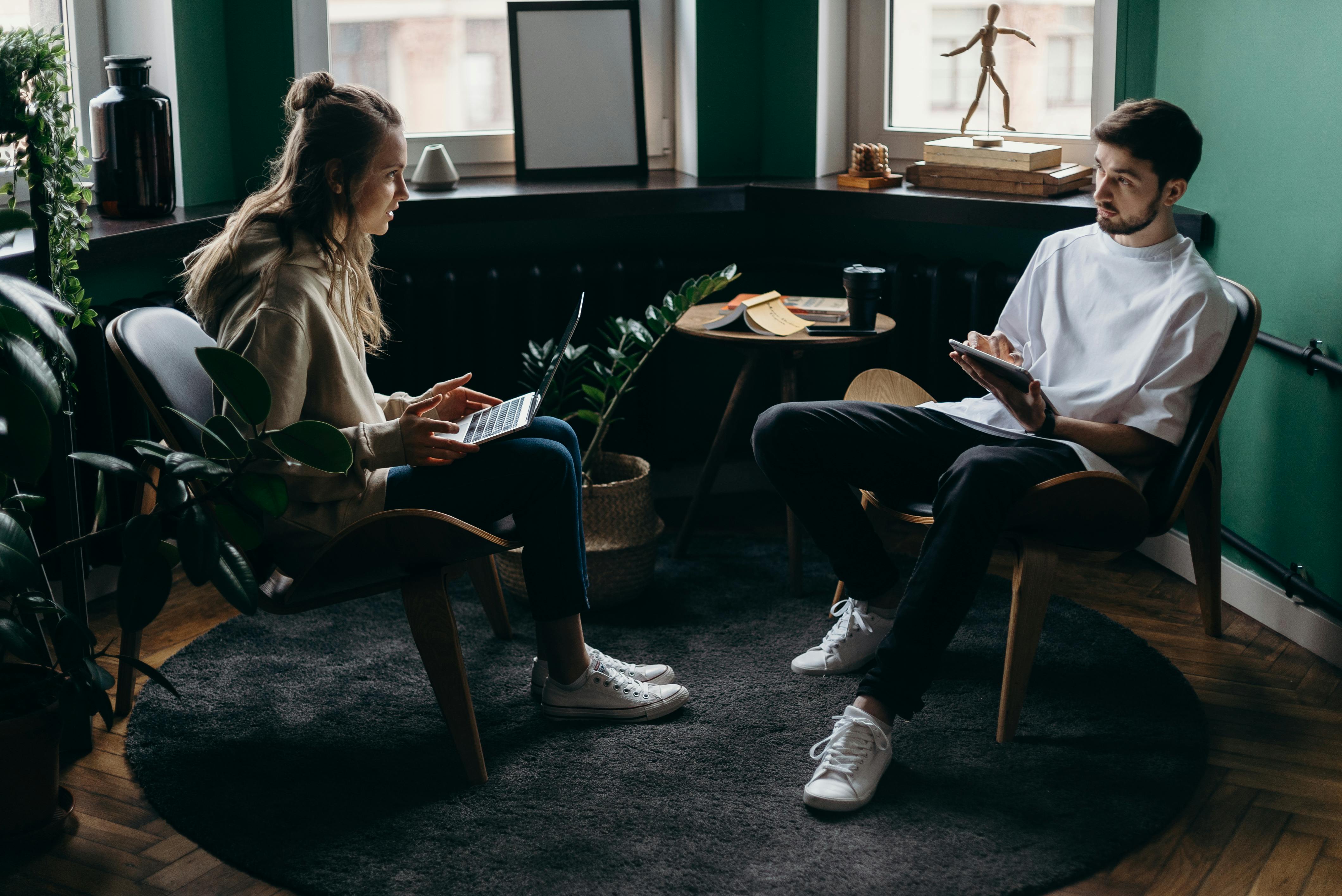 Un homme et une femme en train de discuter | Source : Pexels