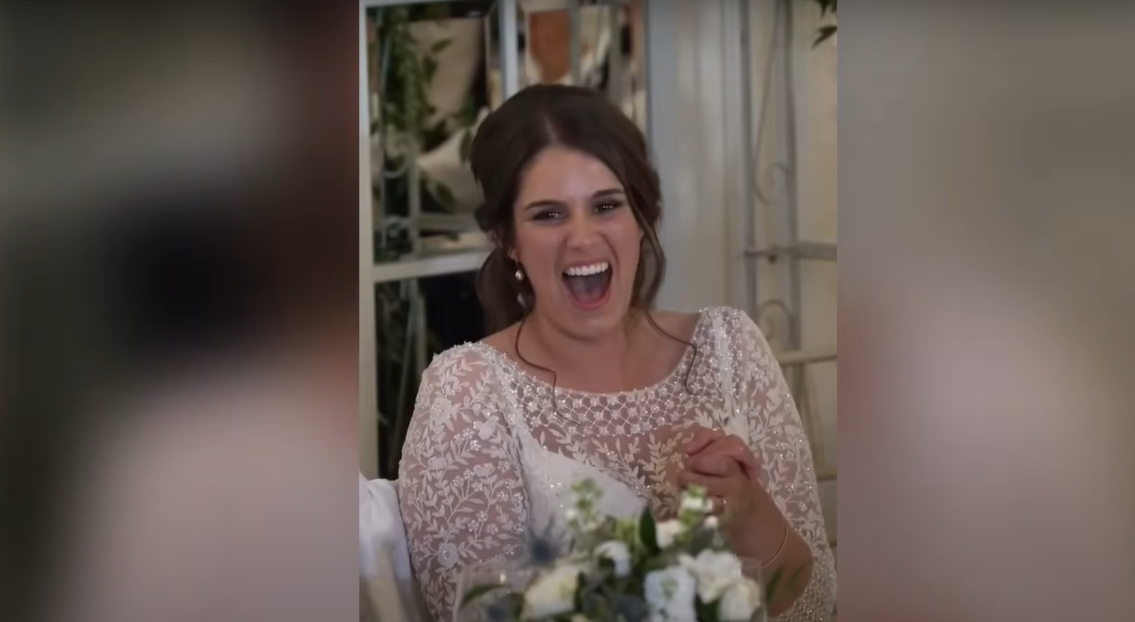 Katie, jeune mariée, rit pendant le discours de son mari | Source : YouTube / Daily Record