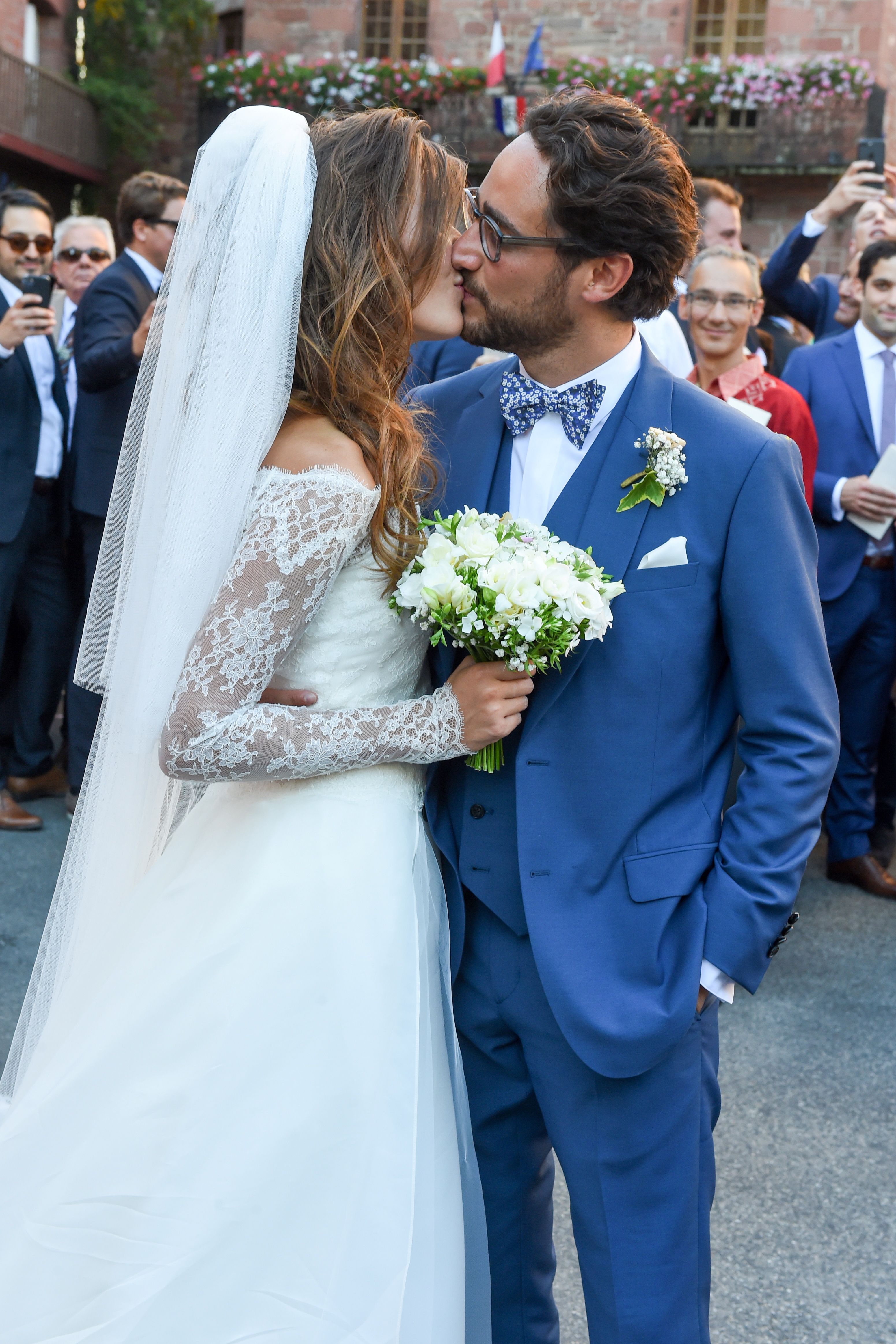 L'avocat français Thomas Hollande et la journaliste française Emily Broussouloux s'embrassent et célèbrent leur mariage à l'église de Meyssac, le 8 septembre 2018 I Source : Getty Images