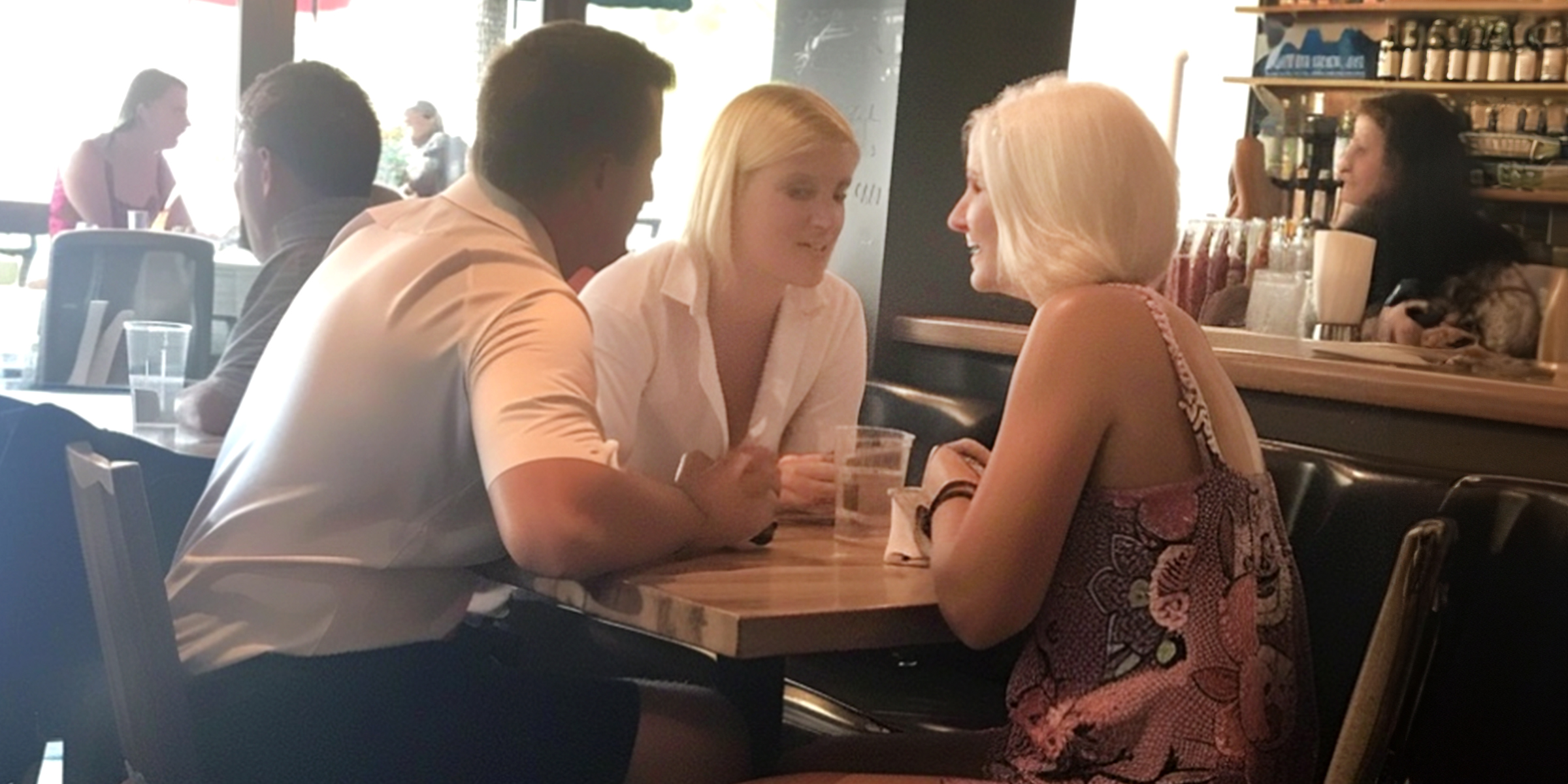 Deux femmes et un homme assis dans un restaurant | Source : Amomama