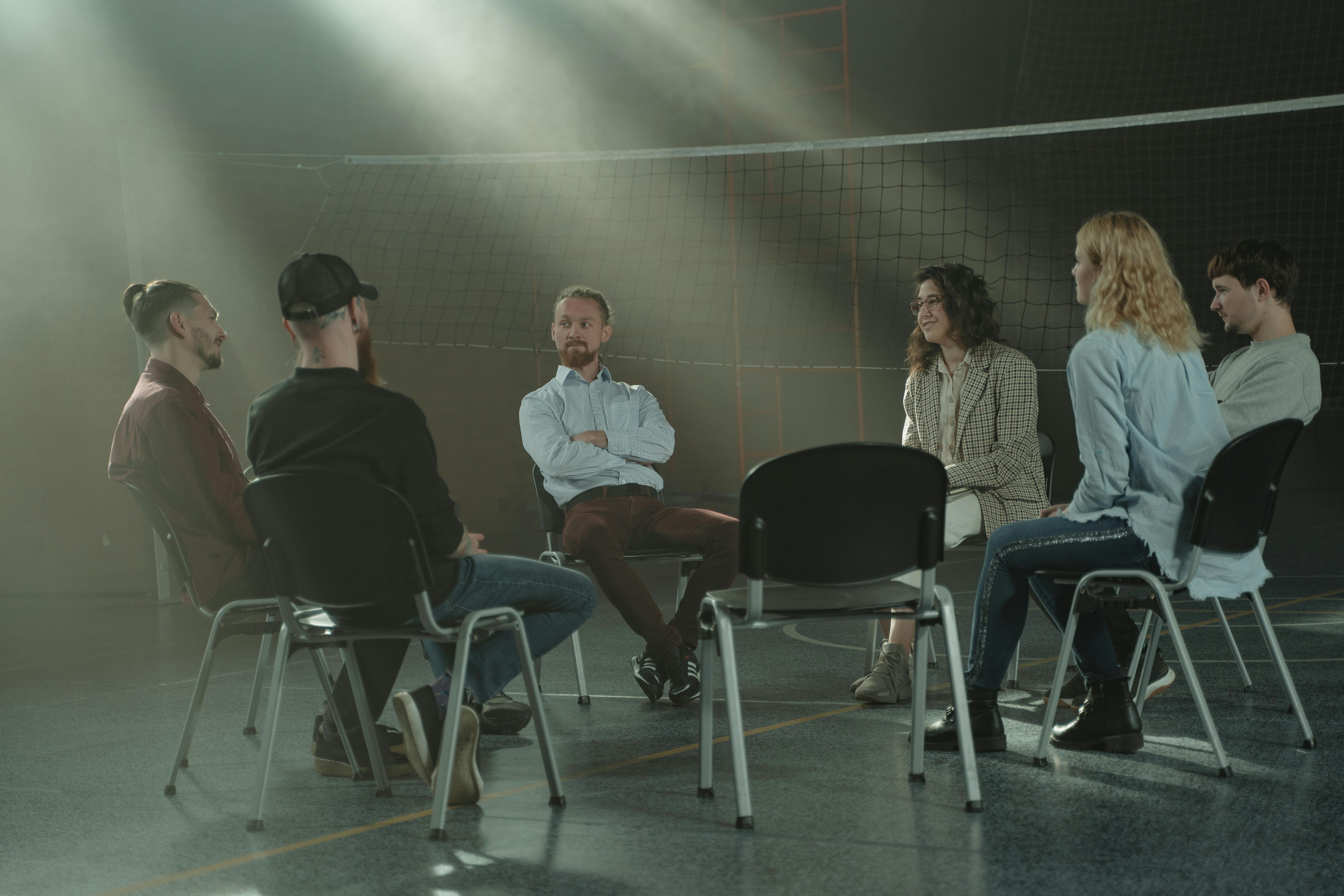 Un groupe de personnes assises dans un centre communautaire | Source : Pexels